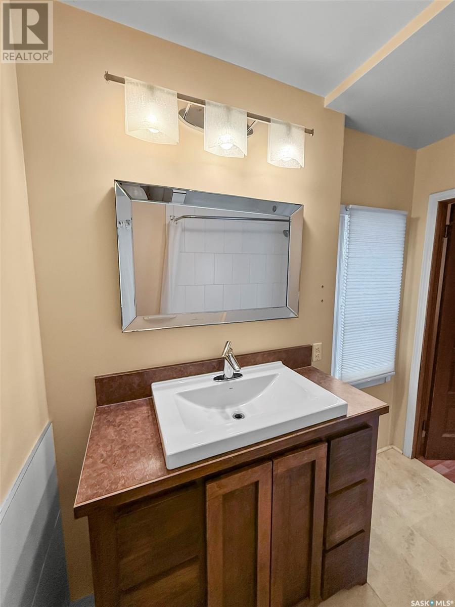Single Family House 2 Level for Sale in  th AVENUE NE Swift Current 