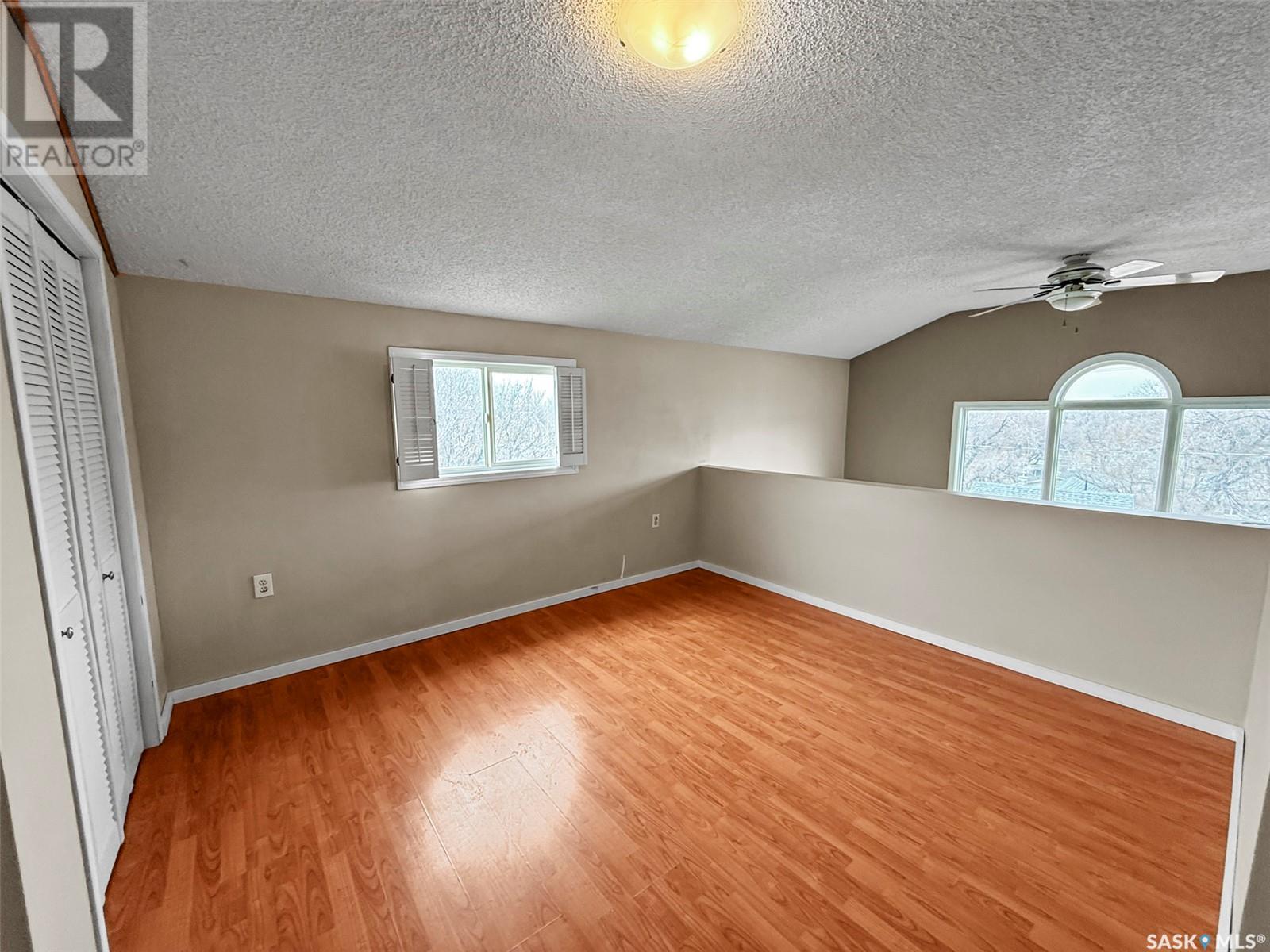 Single Family House 2 Level for Sale in  th AVENUE NE Swift Current 