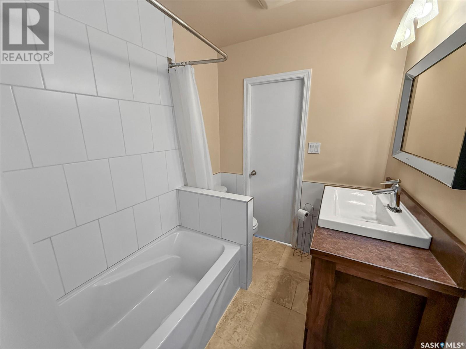 Single Family House 2 Level for Sale in  th AVENUE NE Swift Current 