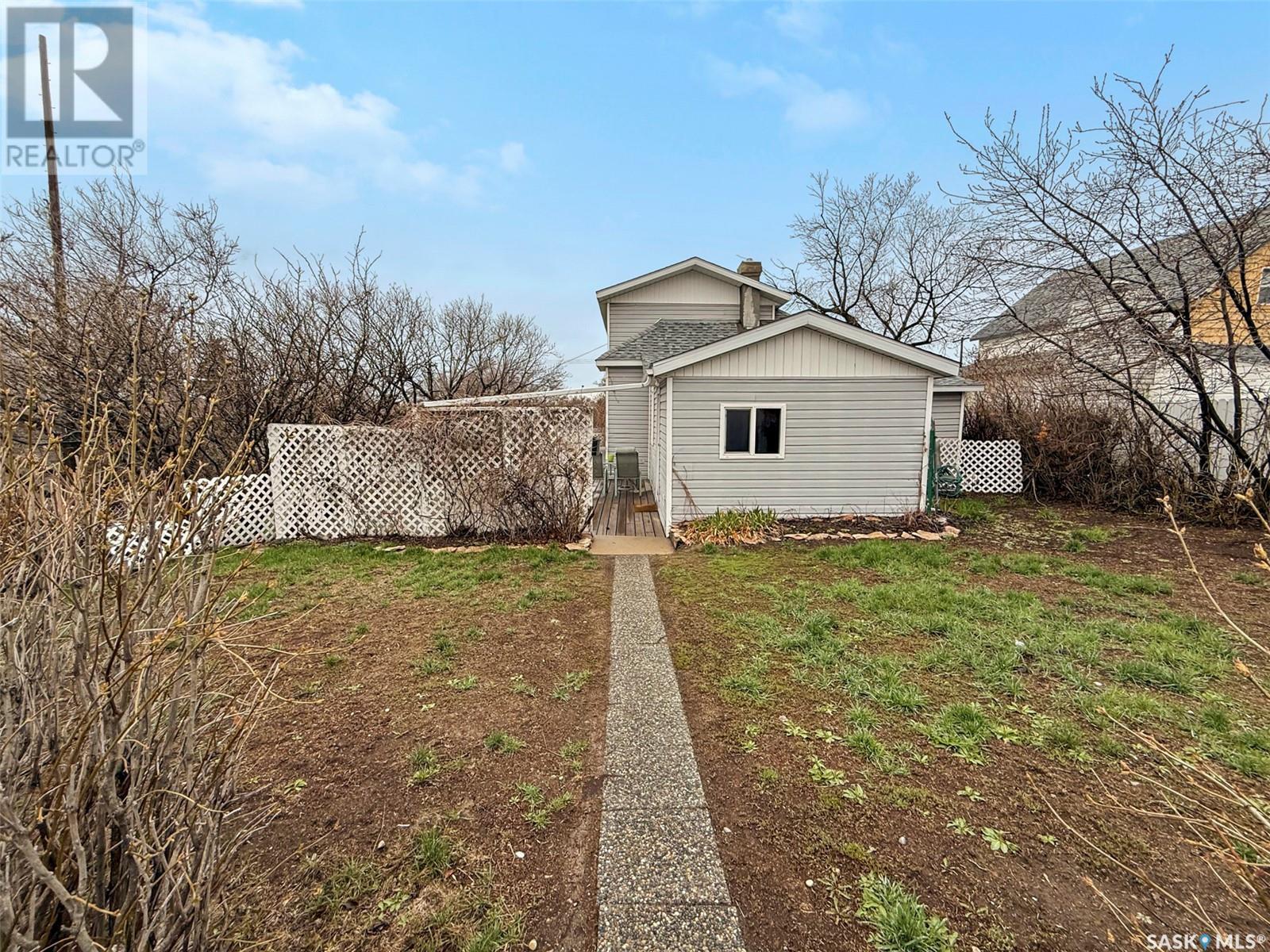 Single Family House 2 Level for Sale in  th AVENUE NE Swift Current 