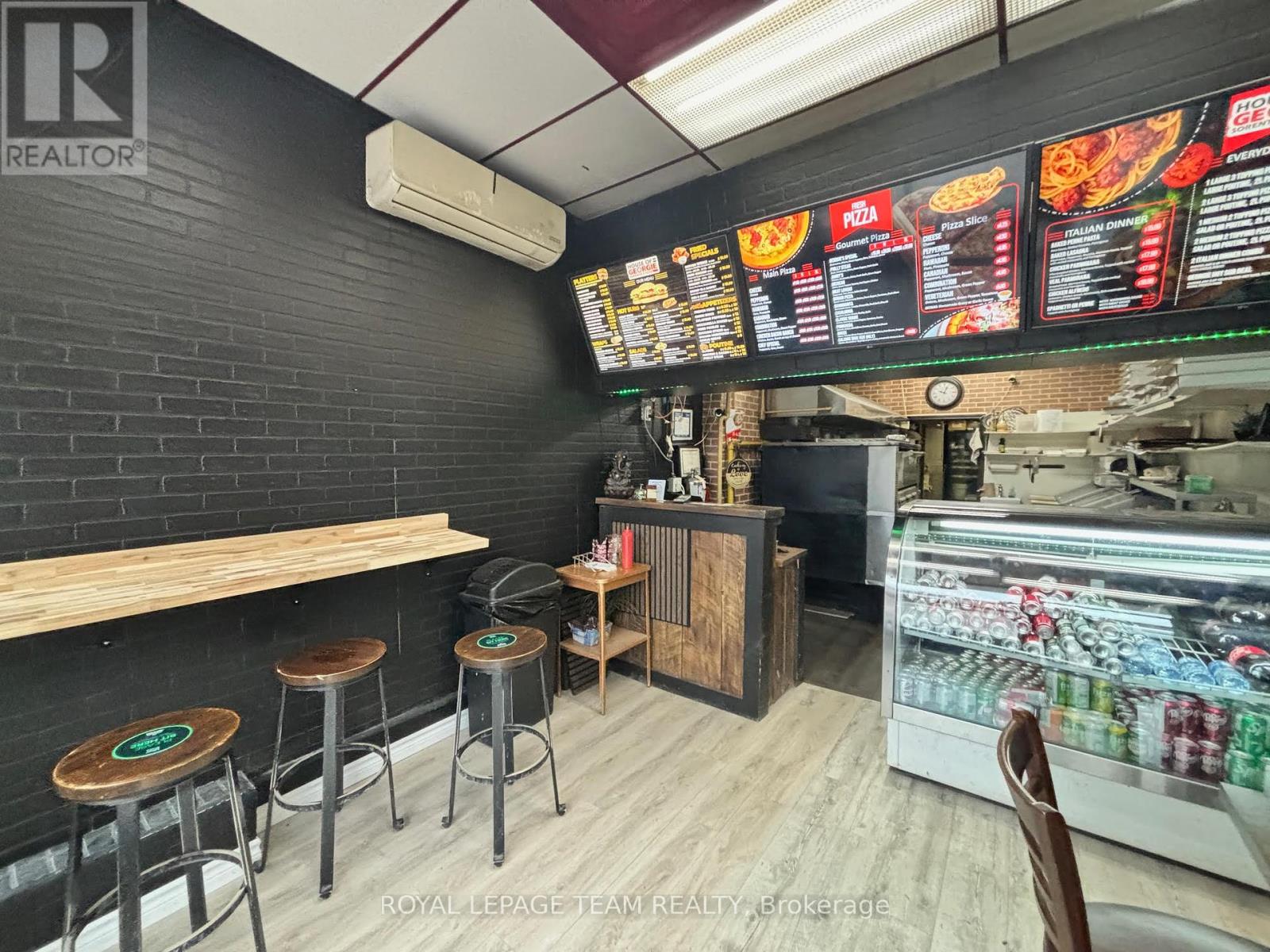 Photo 3 of 211 Gilmour Street, Ottawa ON