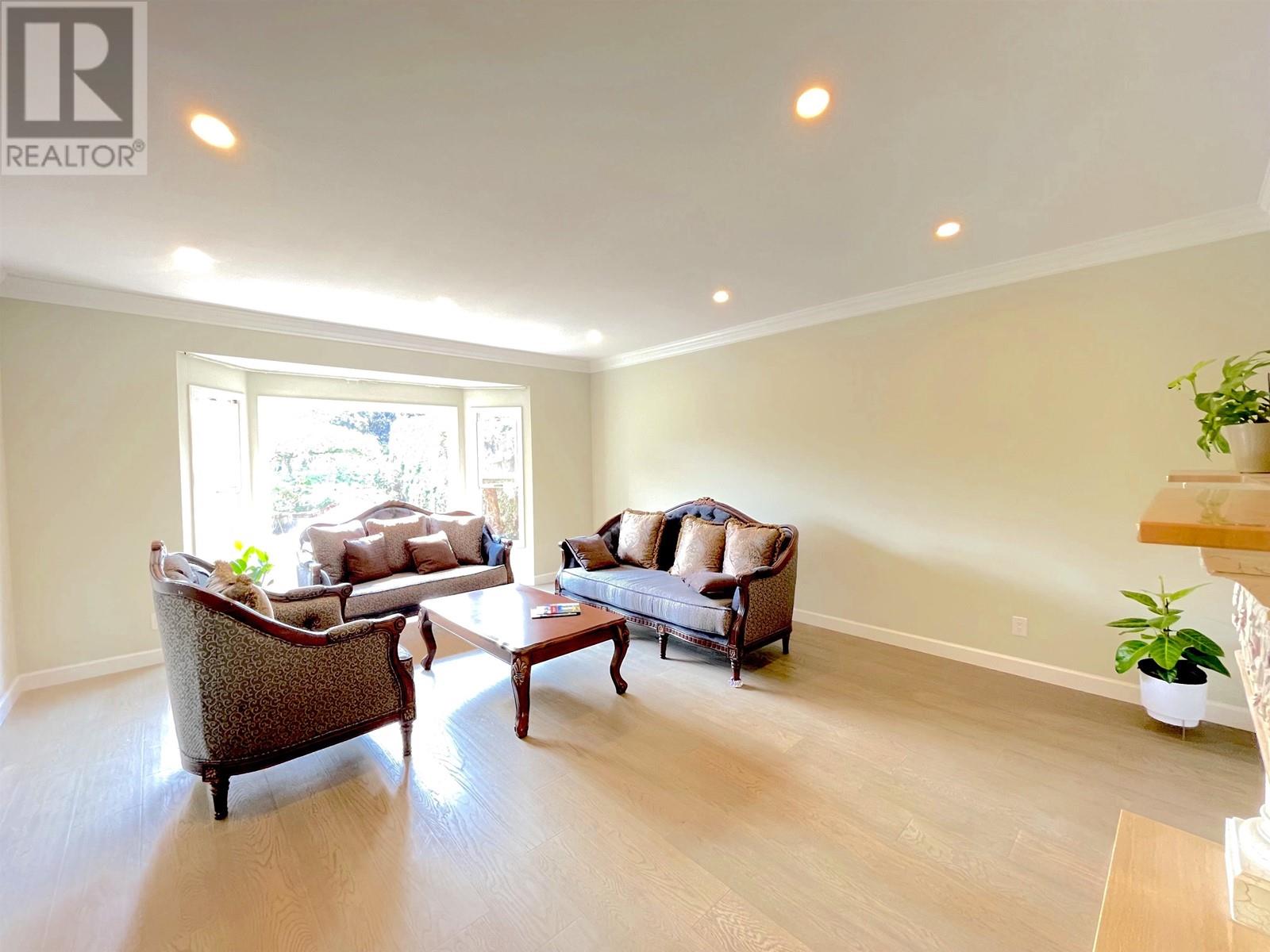 Photo 5 of 7371 Sunnymede Crescent, Richmond BC