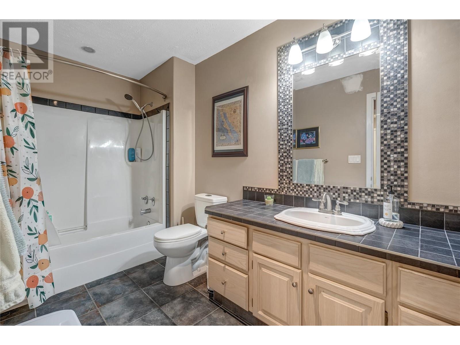  6401 Harrison Heights, Summerland