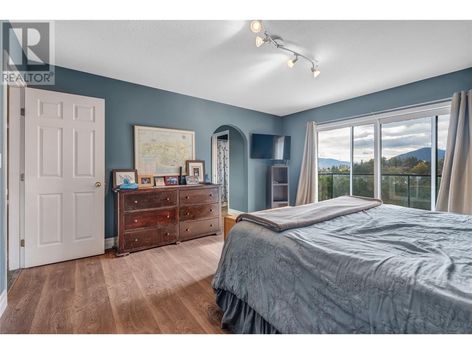  6401 Harrison Heights, Summerland