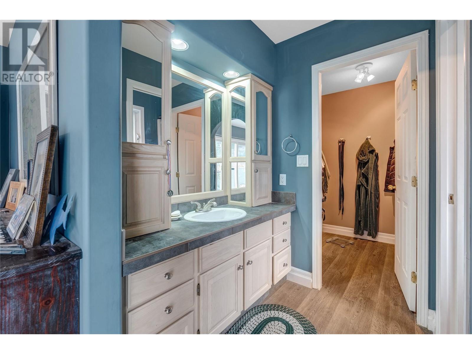  6401 Harrison Heights, Summerland