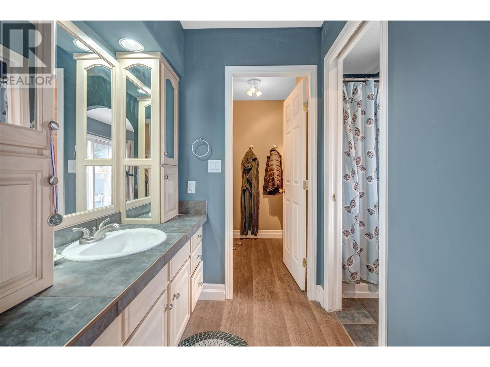  6401 Harrison Heights, Summerland