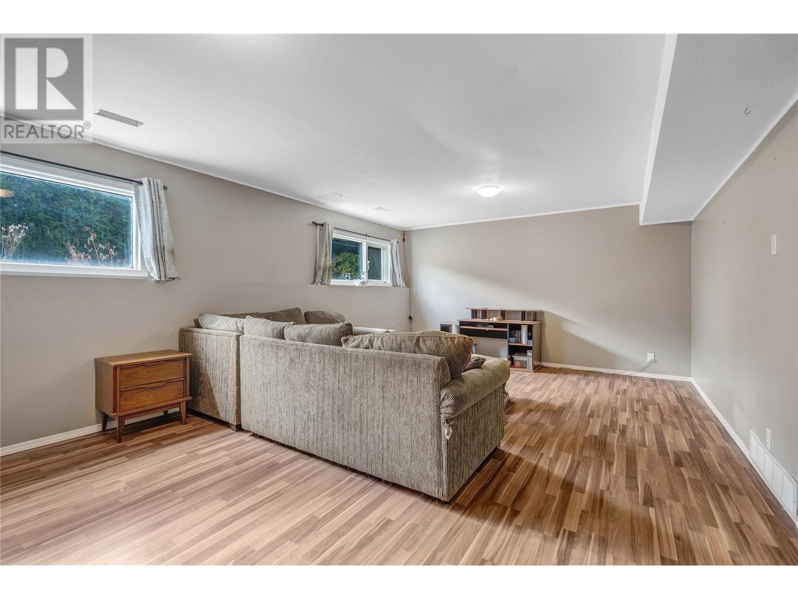  6401 Harrison Heights, Summerland