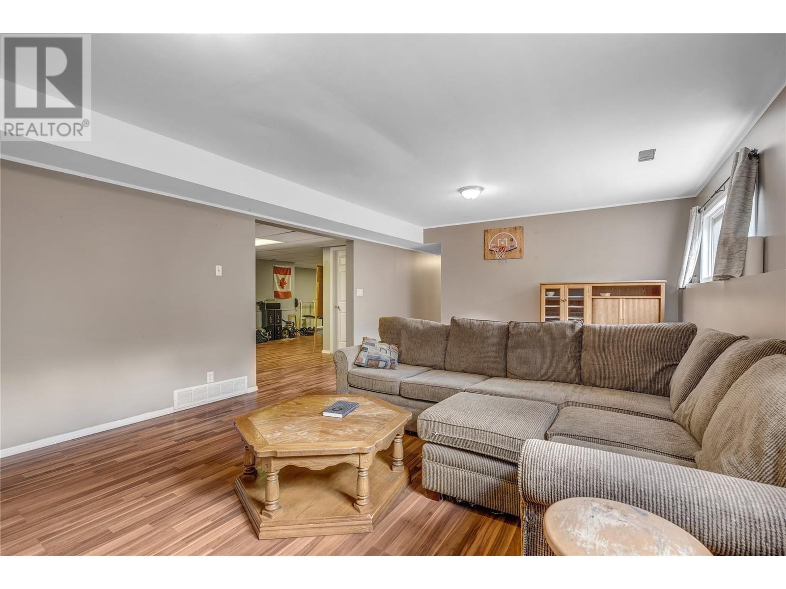  6401 Harrison Heights, Summerland