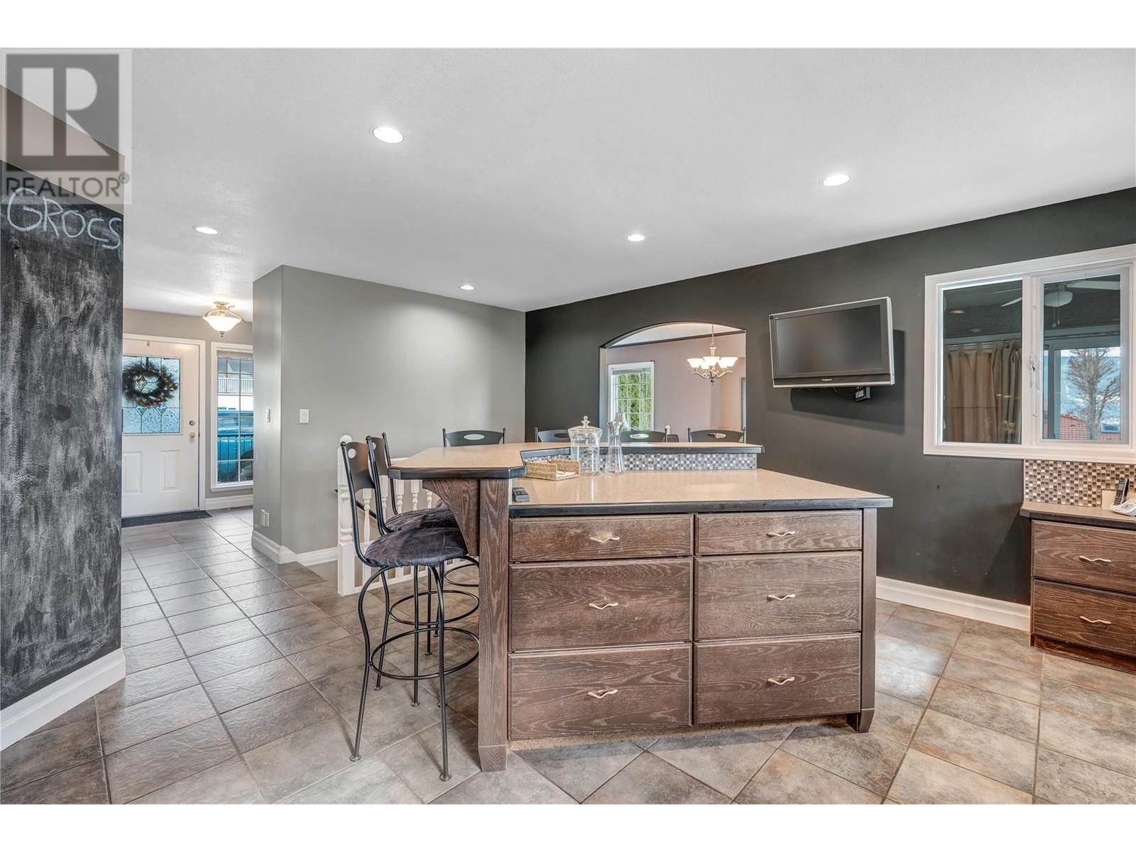  6401 Harrison Heights, Summerland