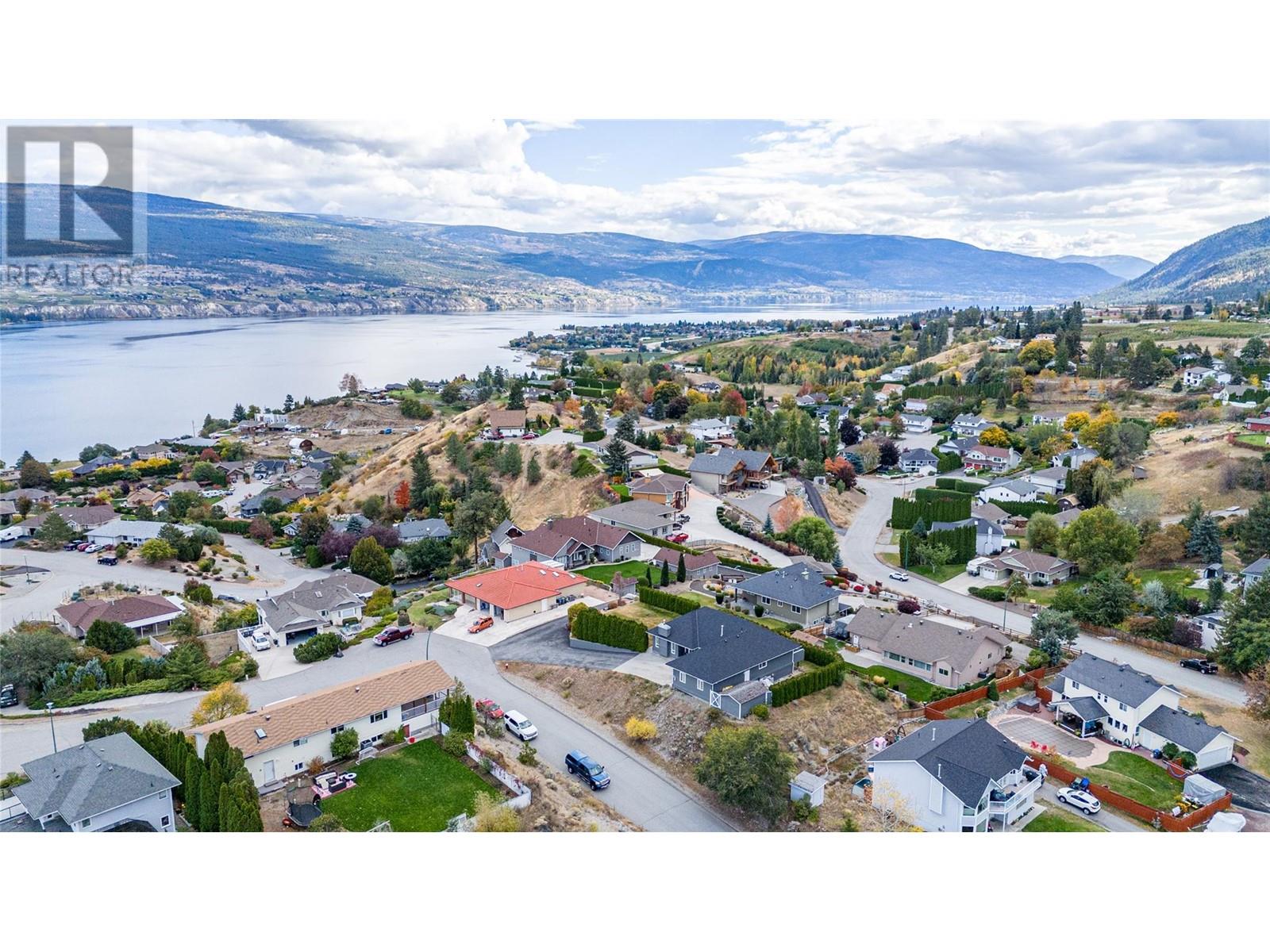  6401 Harrison Heights, Summerland