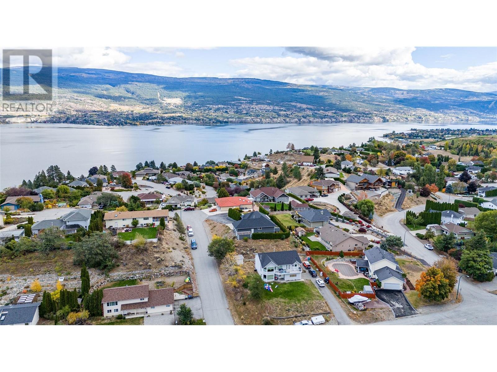  6401 Harrison Heights, Summerland