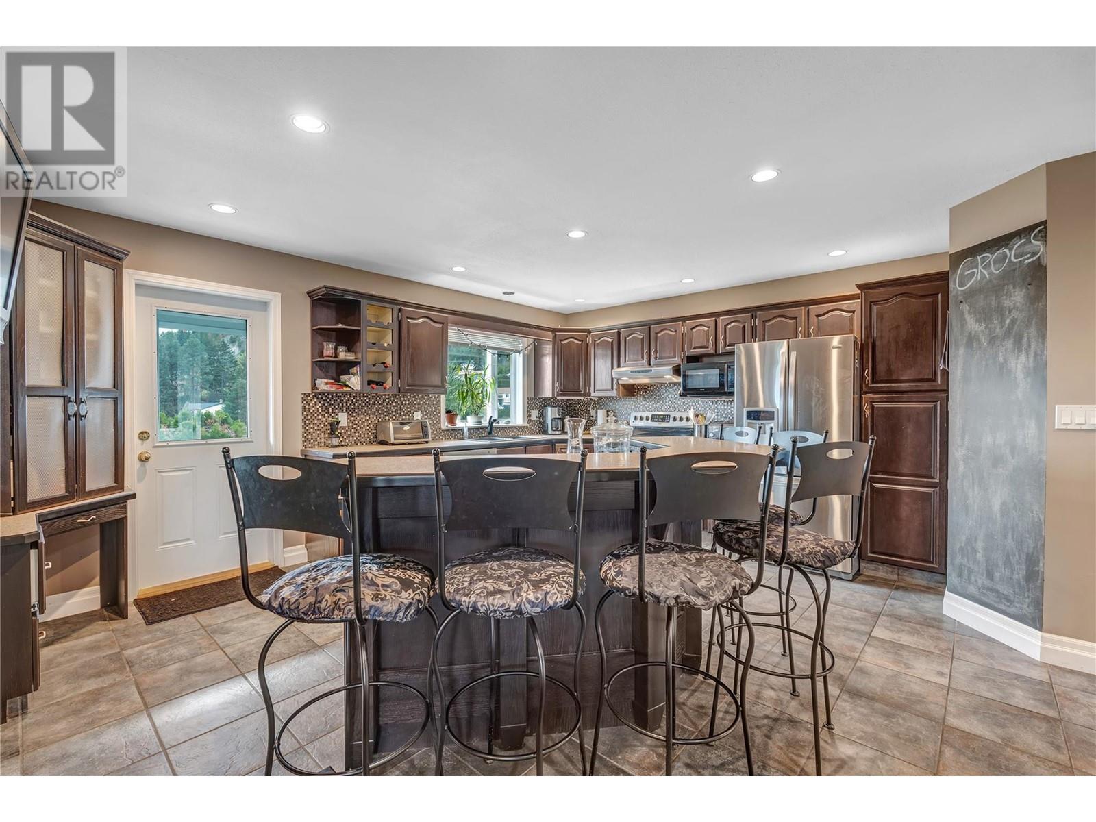 6401 Harrison Heights, Summerland