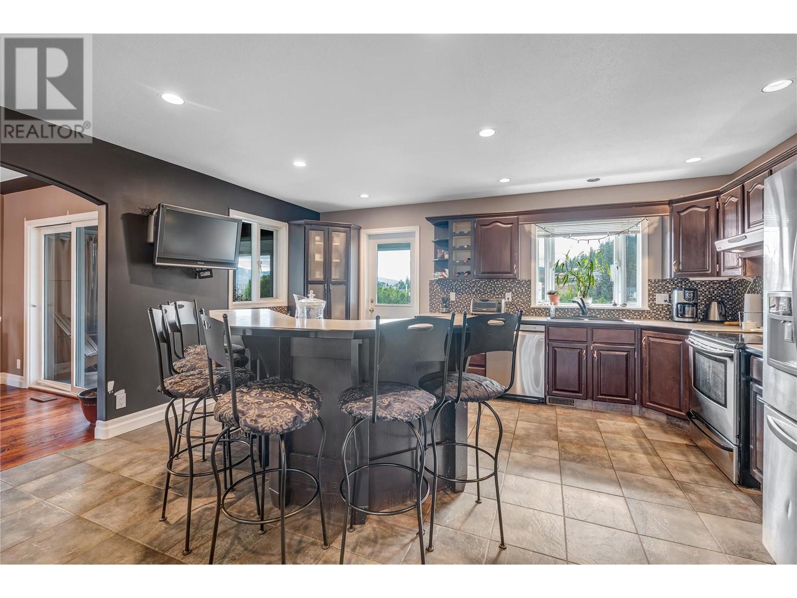  6401 Harrison Heights, Summerland