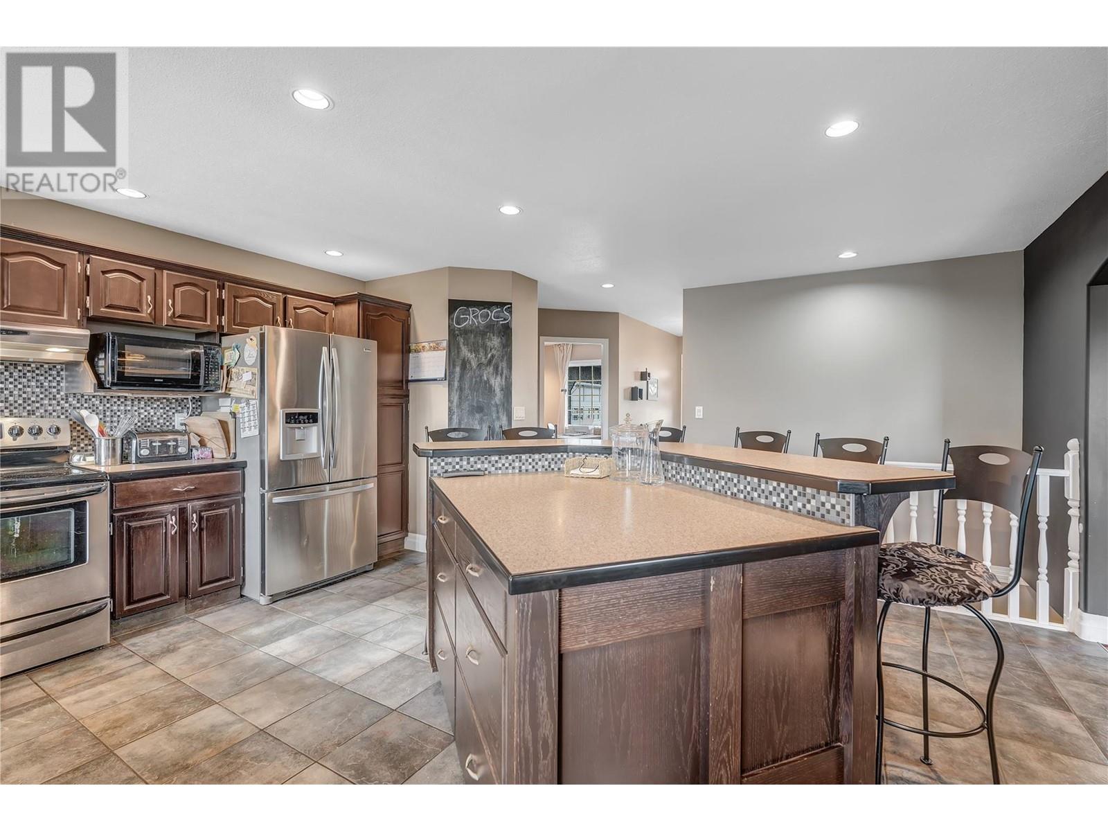  6401 Harrison Heights, Summerland