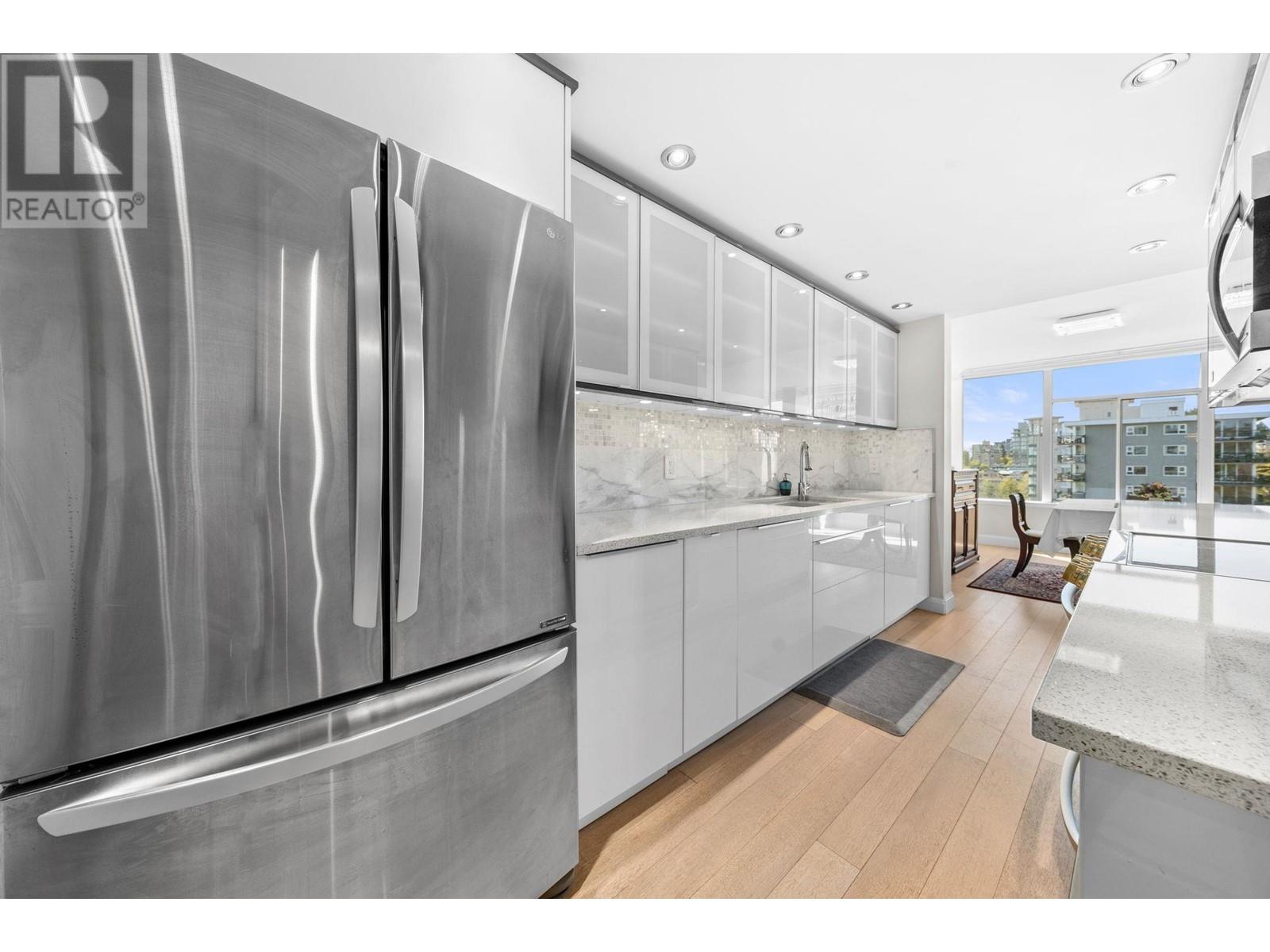 702 1480 DUCHESS AVENUE, West Vancouver
