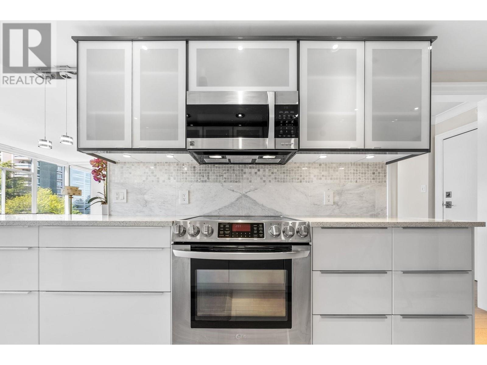 702 1480 DUCHESS AVENUE, West Vancouver