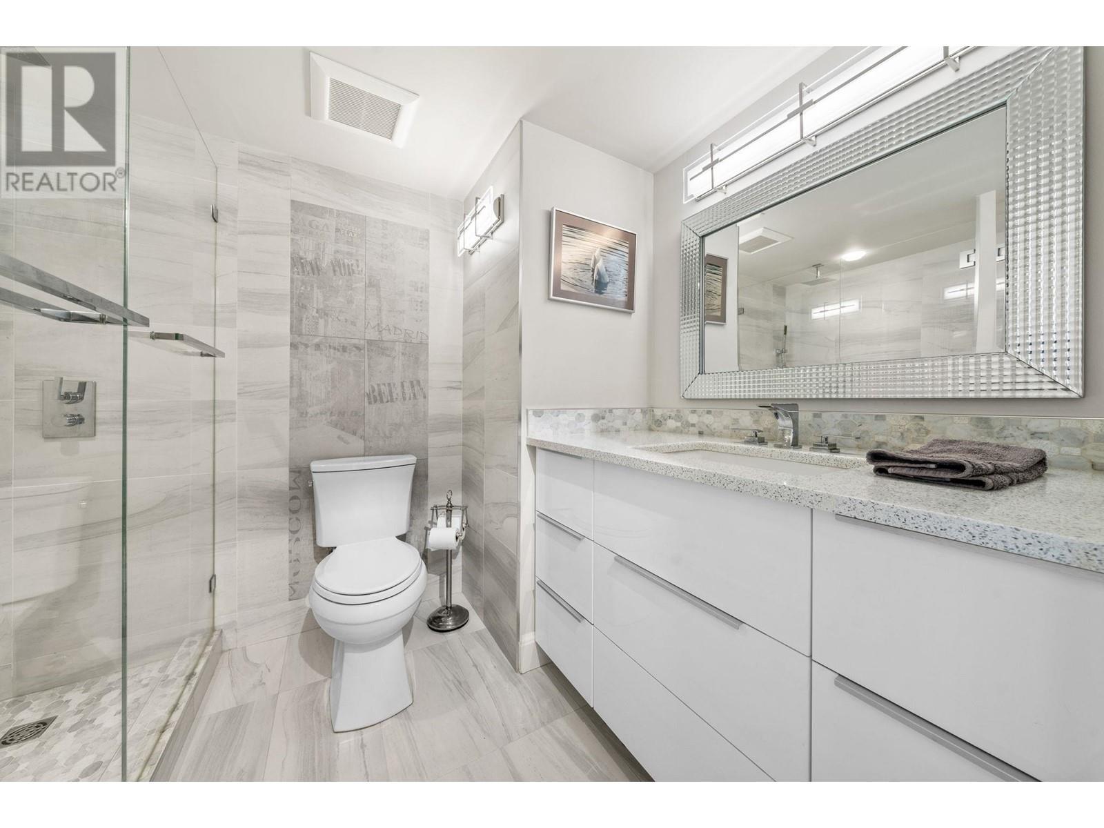 702 1480 DUCHESS AVENUE, West Vancouver