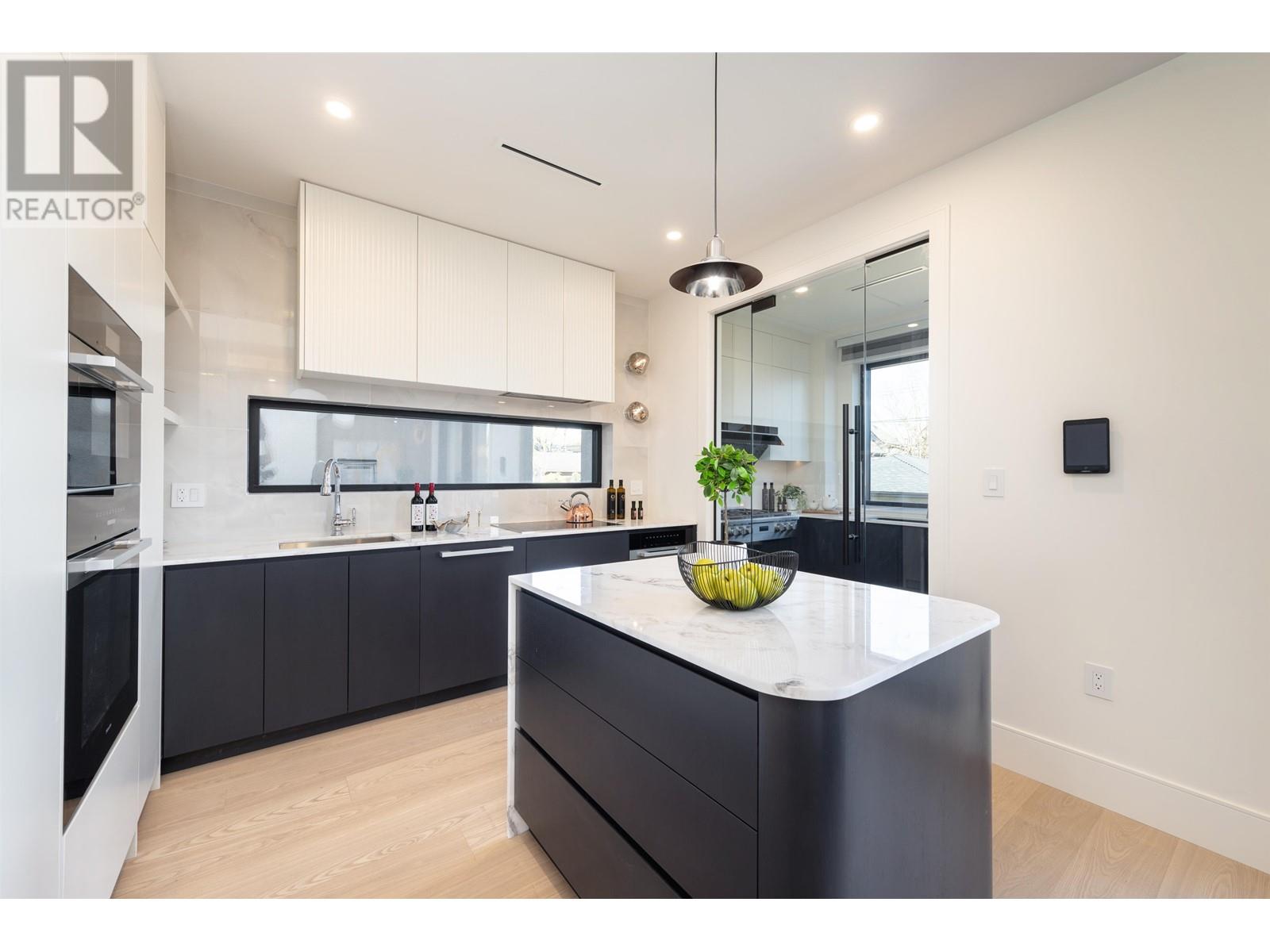 Photo 18 of 4039 W 11 Th Avenue, Vancouver BC