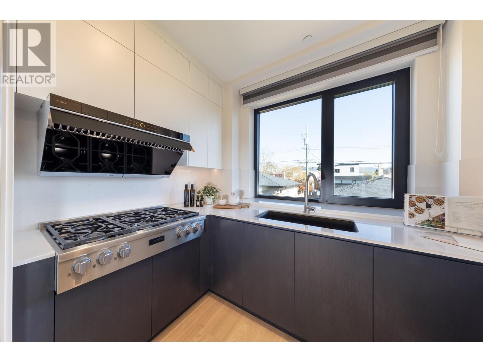 Photo 16 of 4039 W 11 Th Avenue, Vancouver BC
