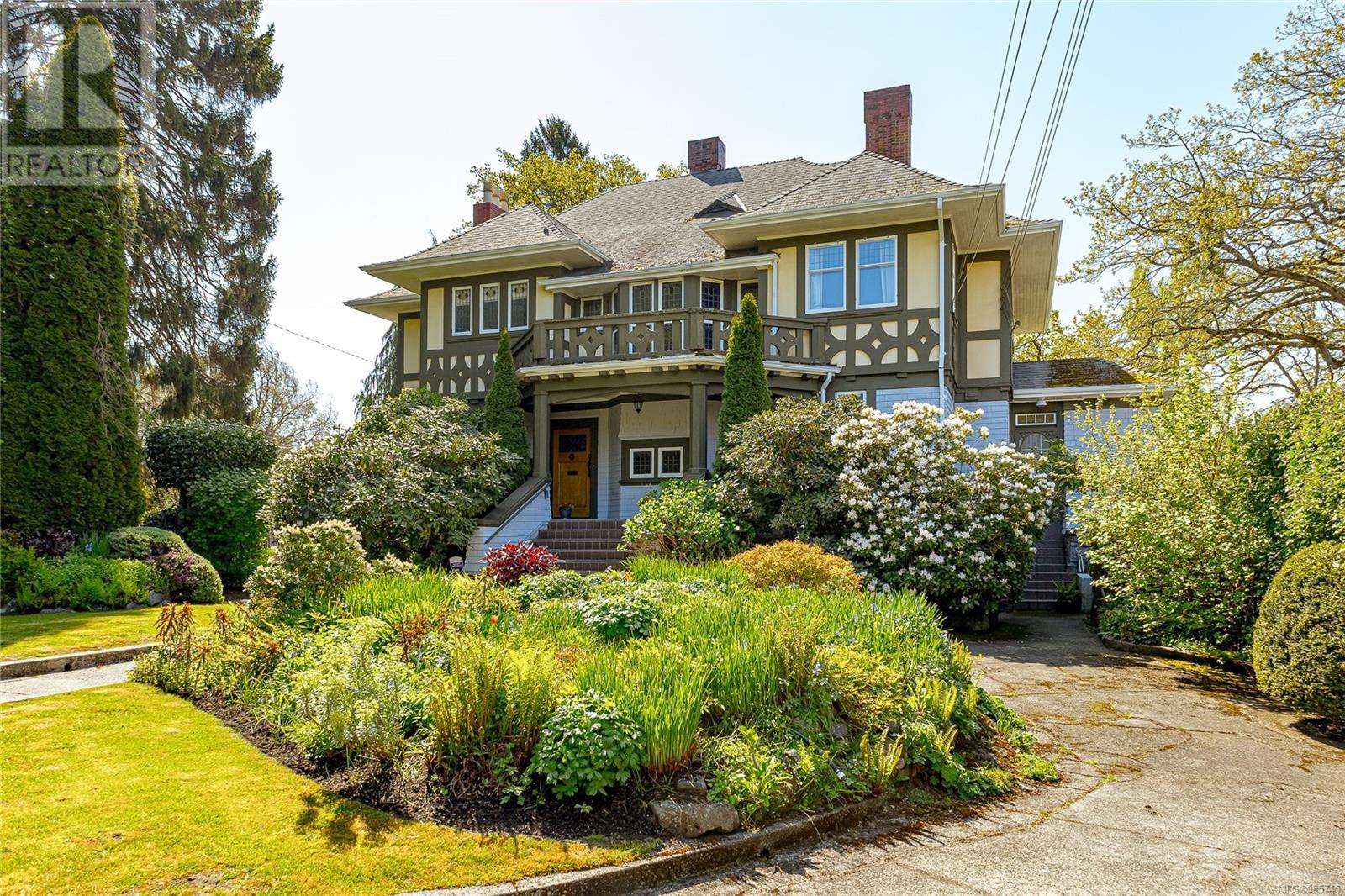 1393 Rockland Avenue, Victoria