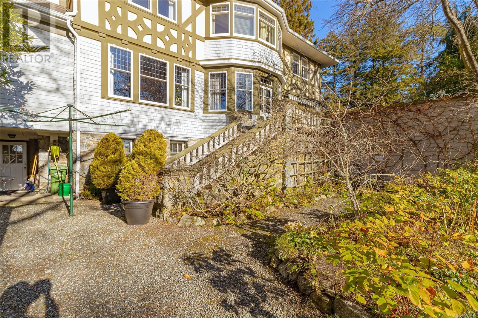 Single Family House for Sale in  Rockland Ave Victoria 