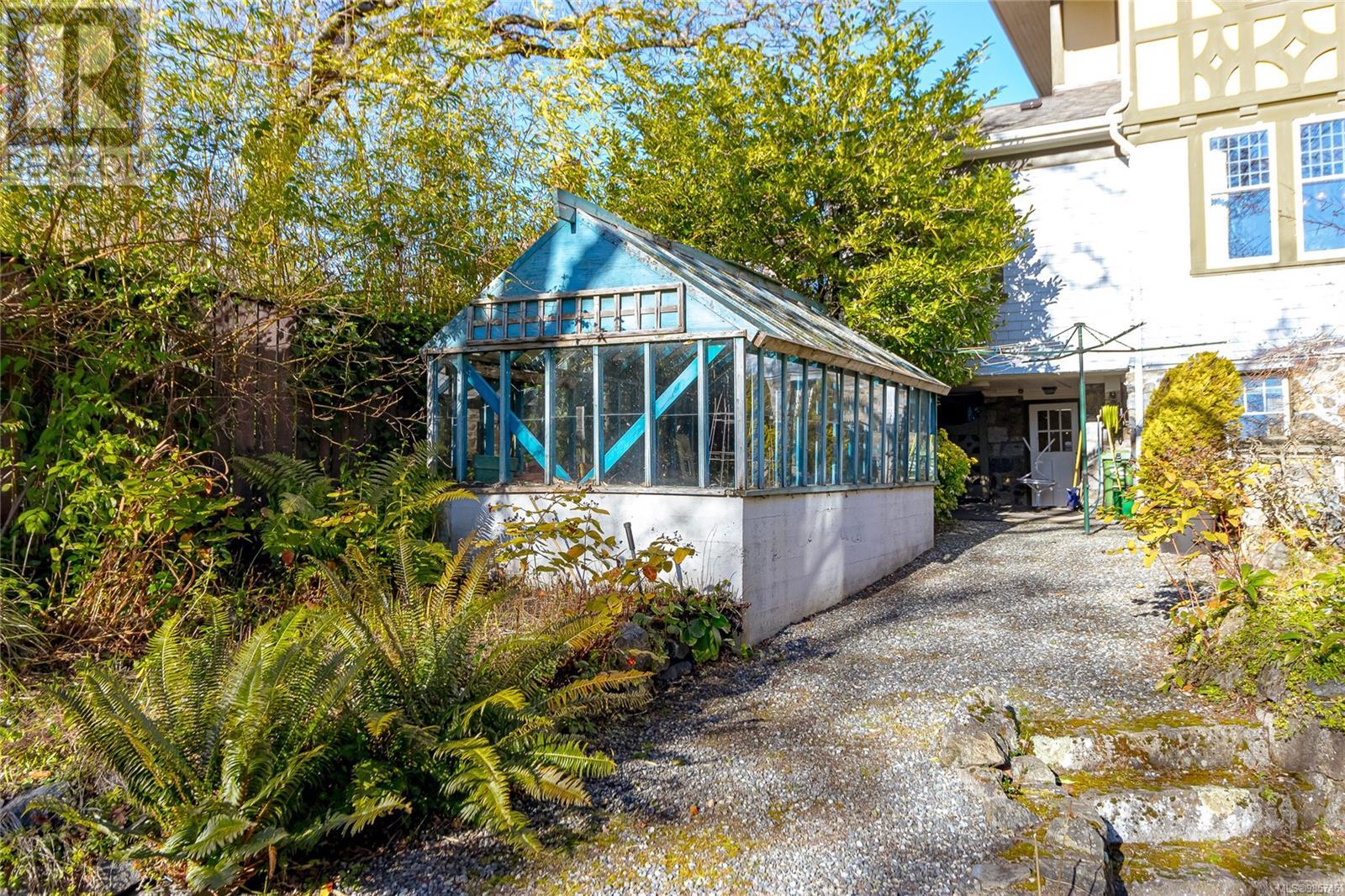 Single Family House for Sale in  Rockland Ave Victoria 