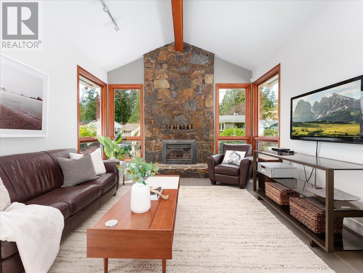 2602 KILMARNOCK CRESCENT, North Vancouver