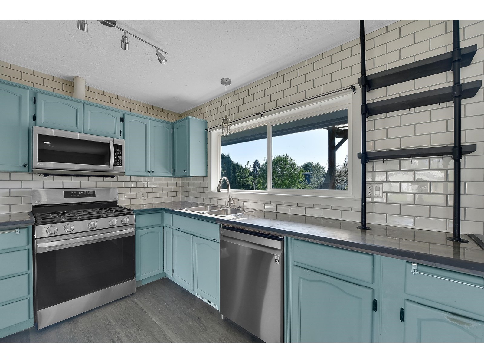 Photo 9 of 10113 Manor Drive Fairfield Island, Chilliwack BC