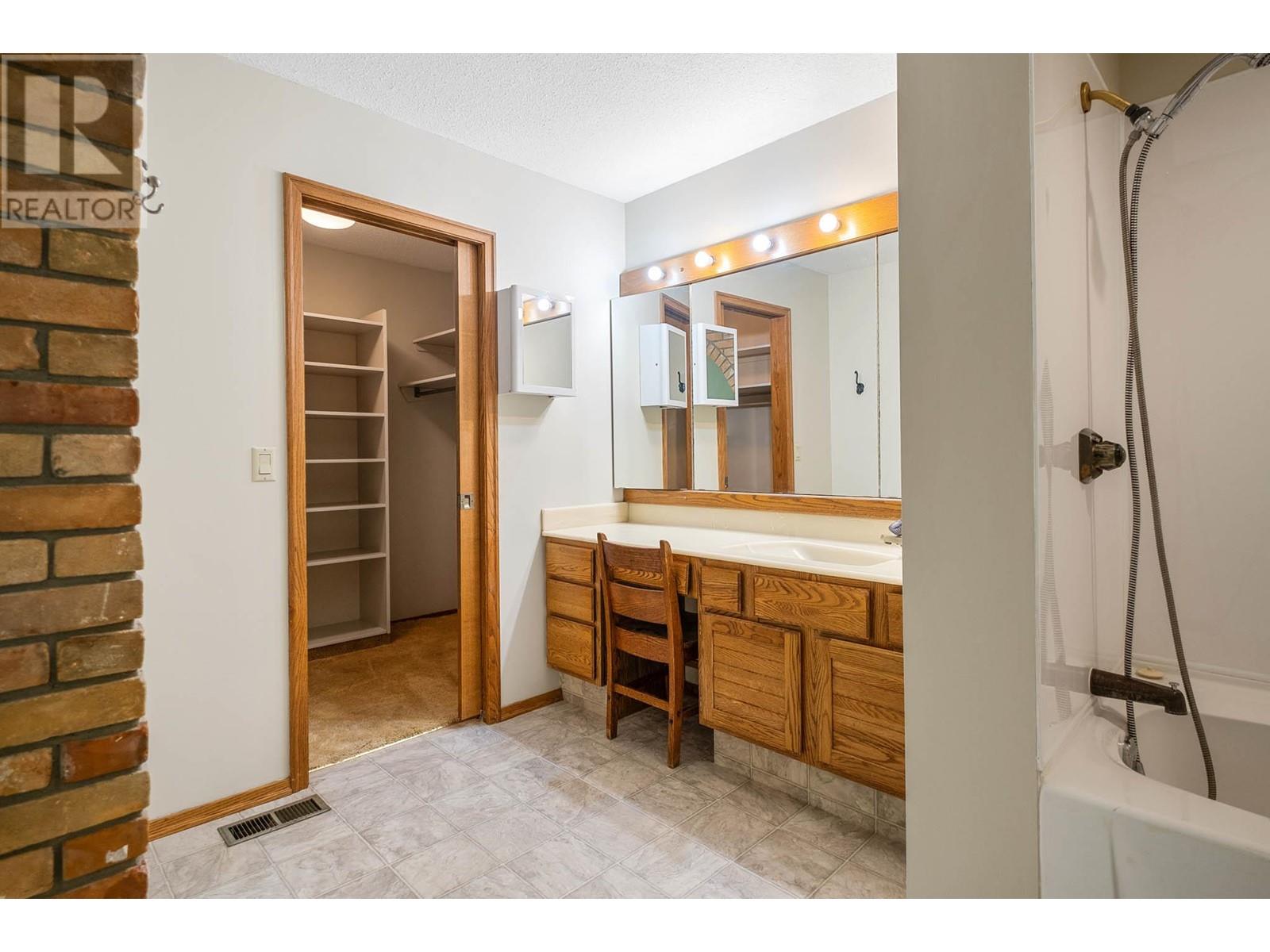 4977 Elliott Avenue, Peachland