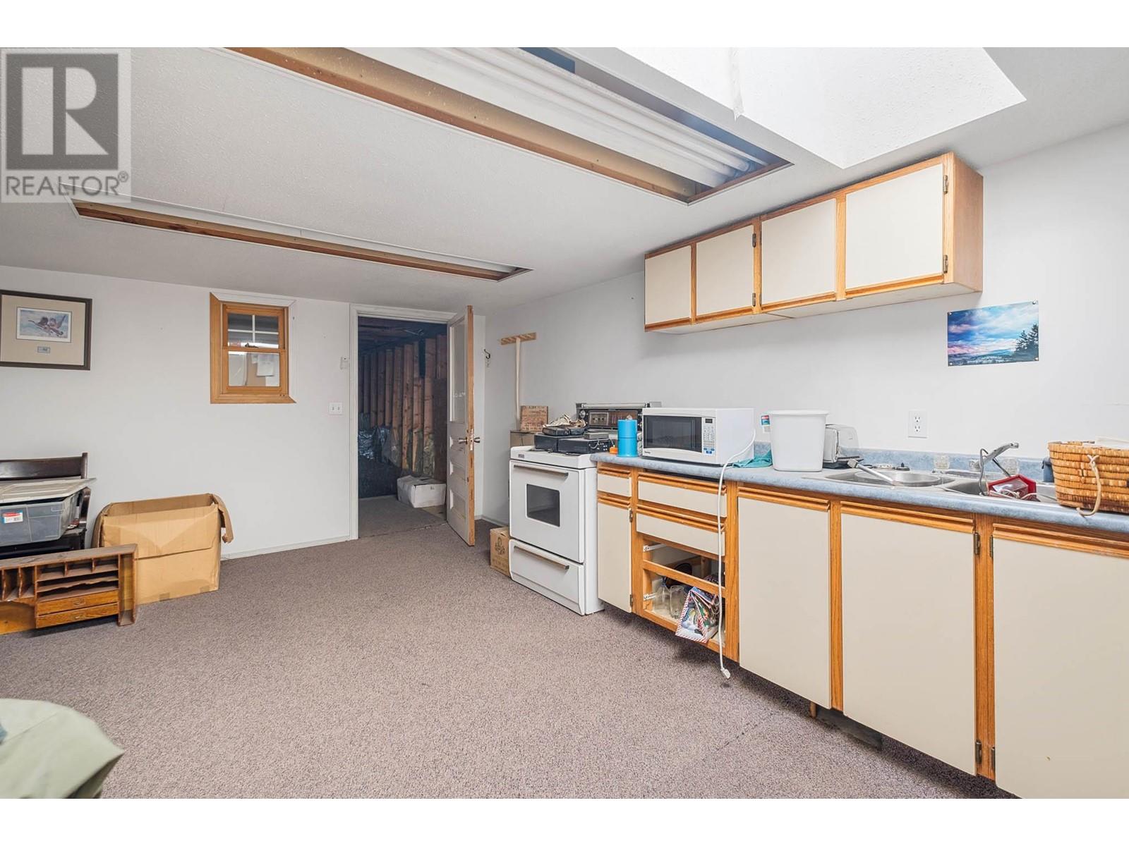 4977 Elliott Avenue, Peachland