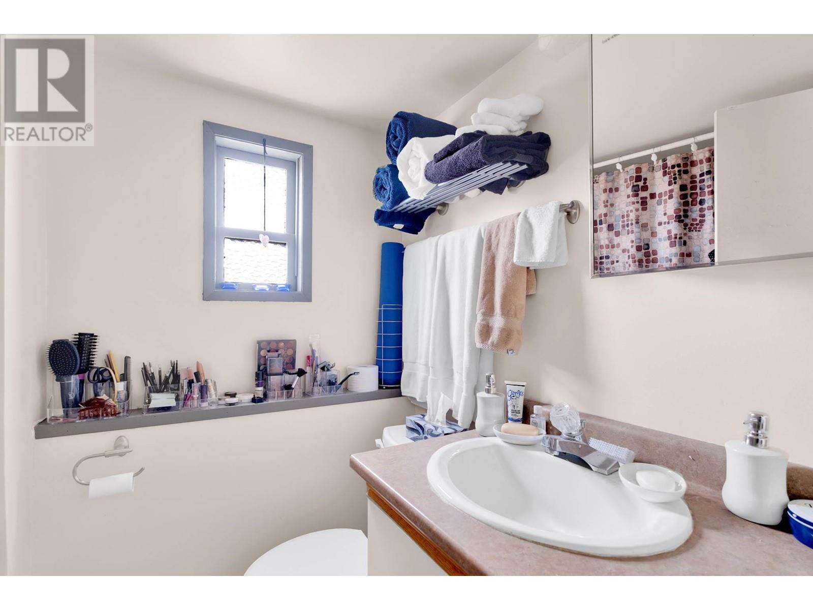 5028 Elliott Avenue, Peachland