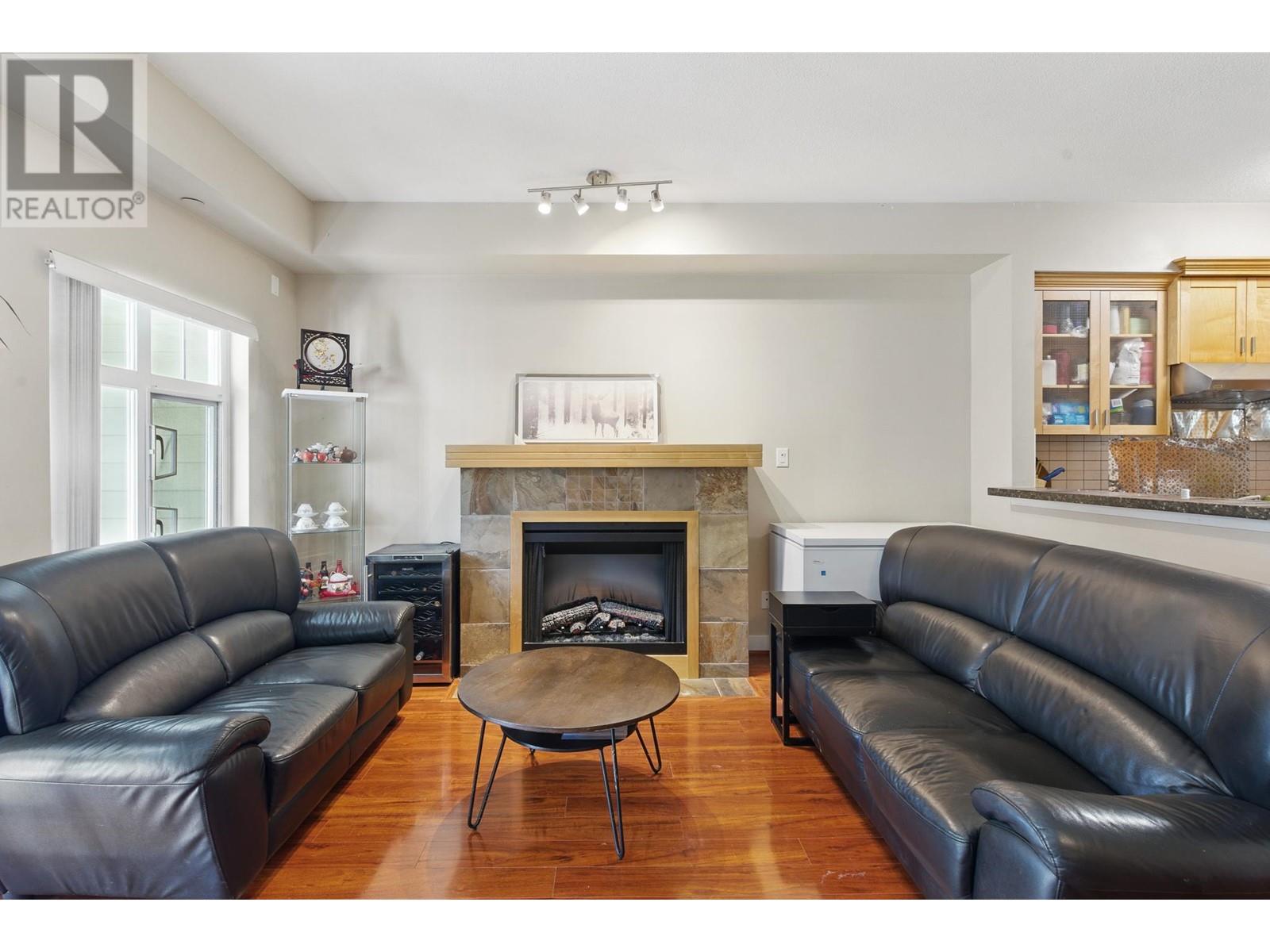 Photo 5 of 45 7388 Macpherson Avenue, Burnaby BC