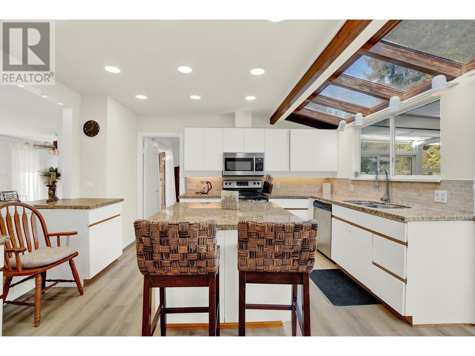 638 ELSTREE PLACE, North Vancouver