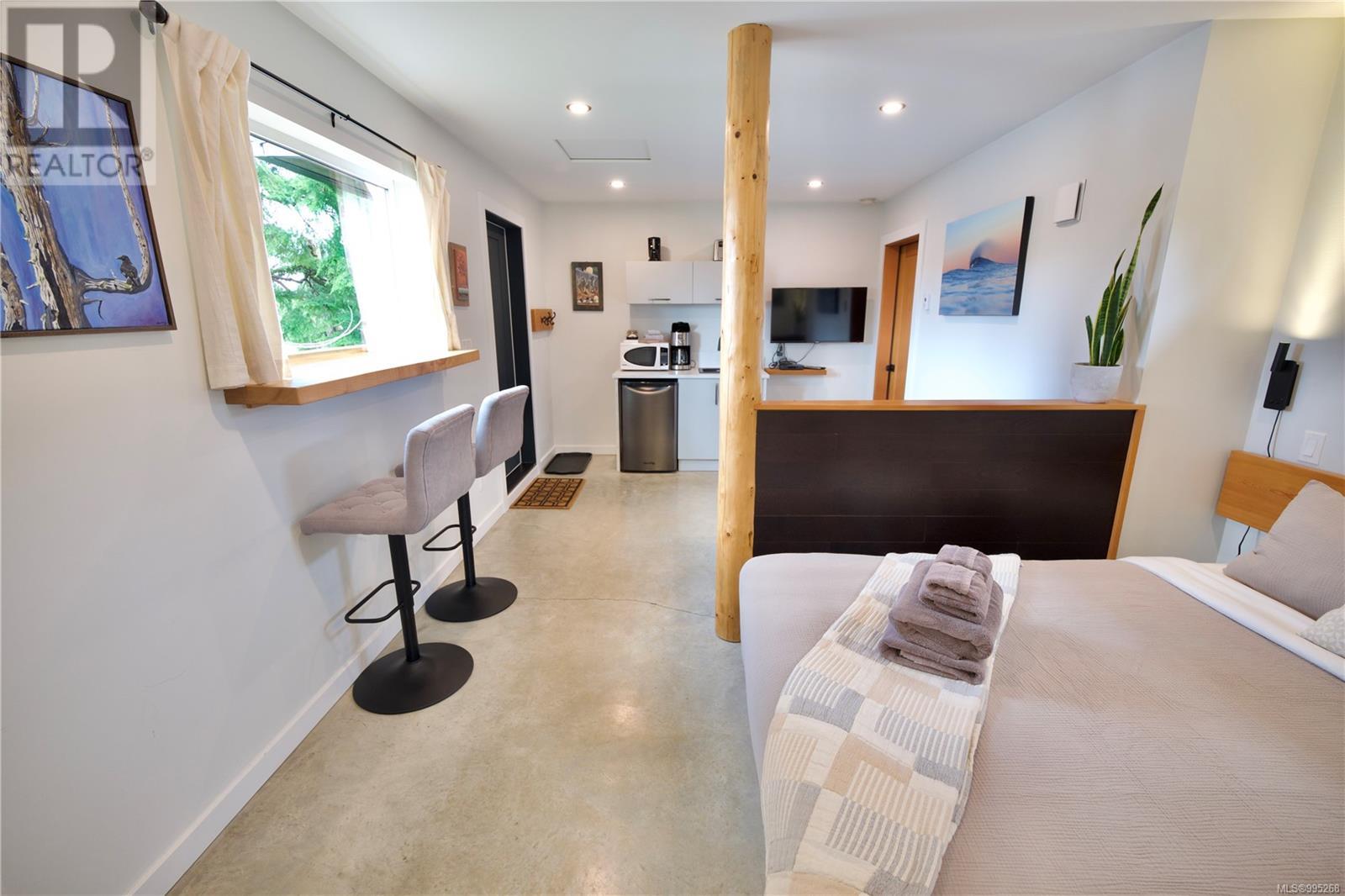 623 Yew Wood Rd, Tofino