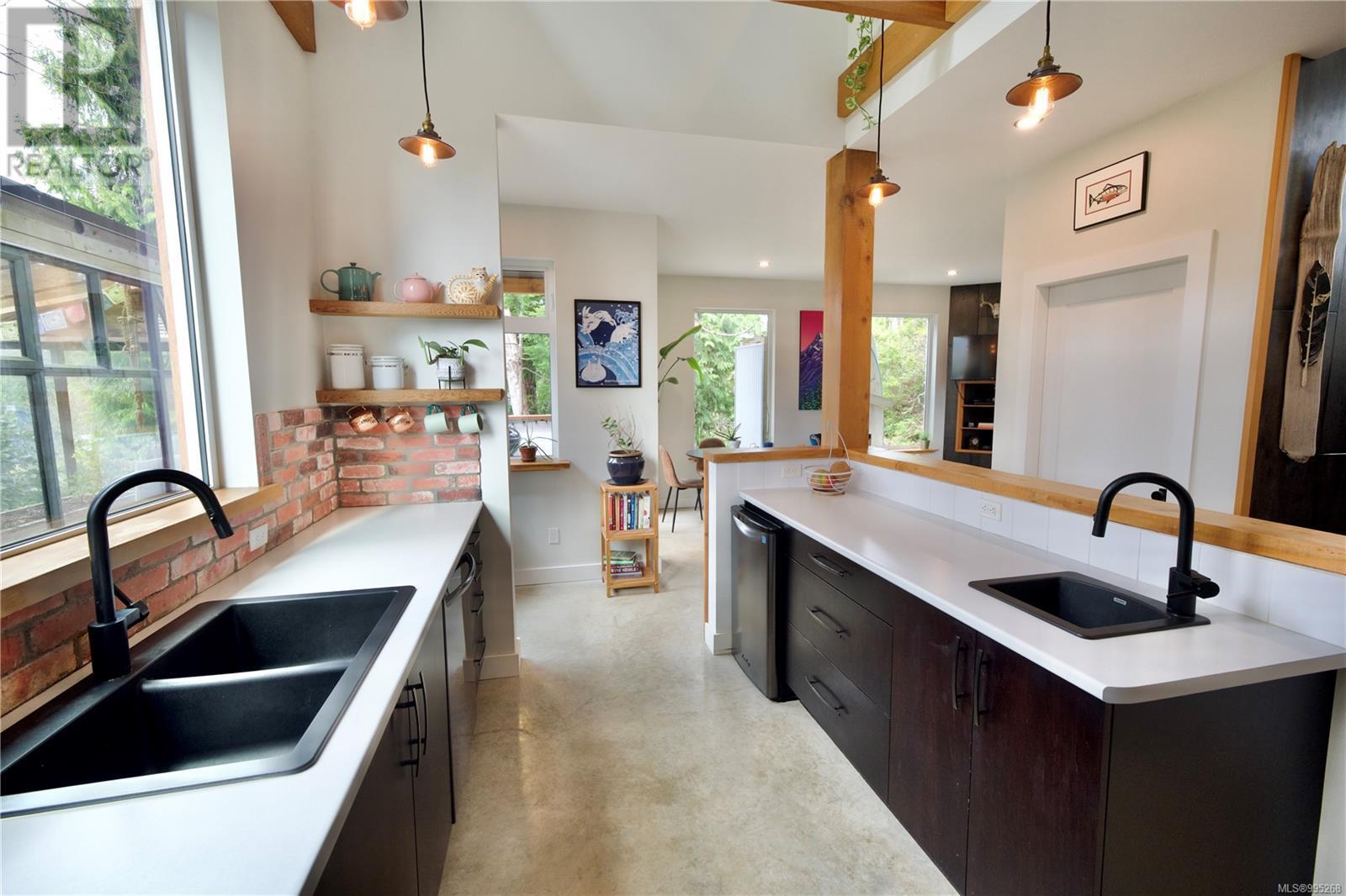 623 Yew Wood Rd, Tofino