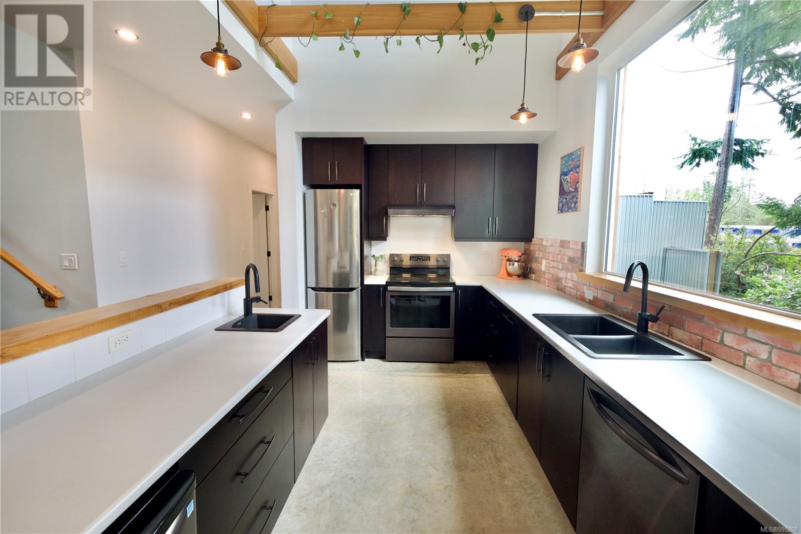 623 Yew Wood Rd, Tofino