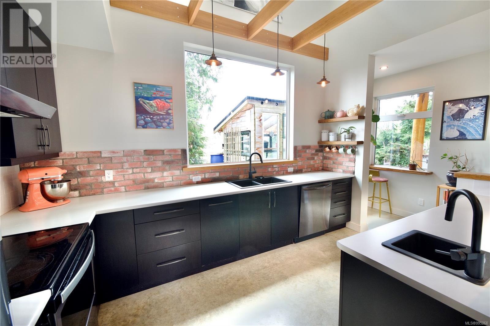 623 Yew Wood Rd, Tofino