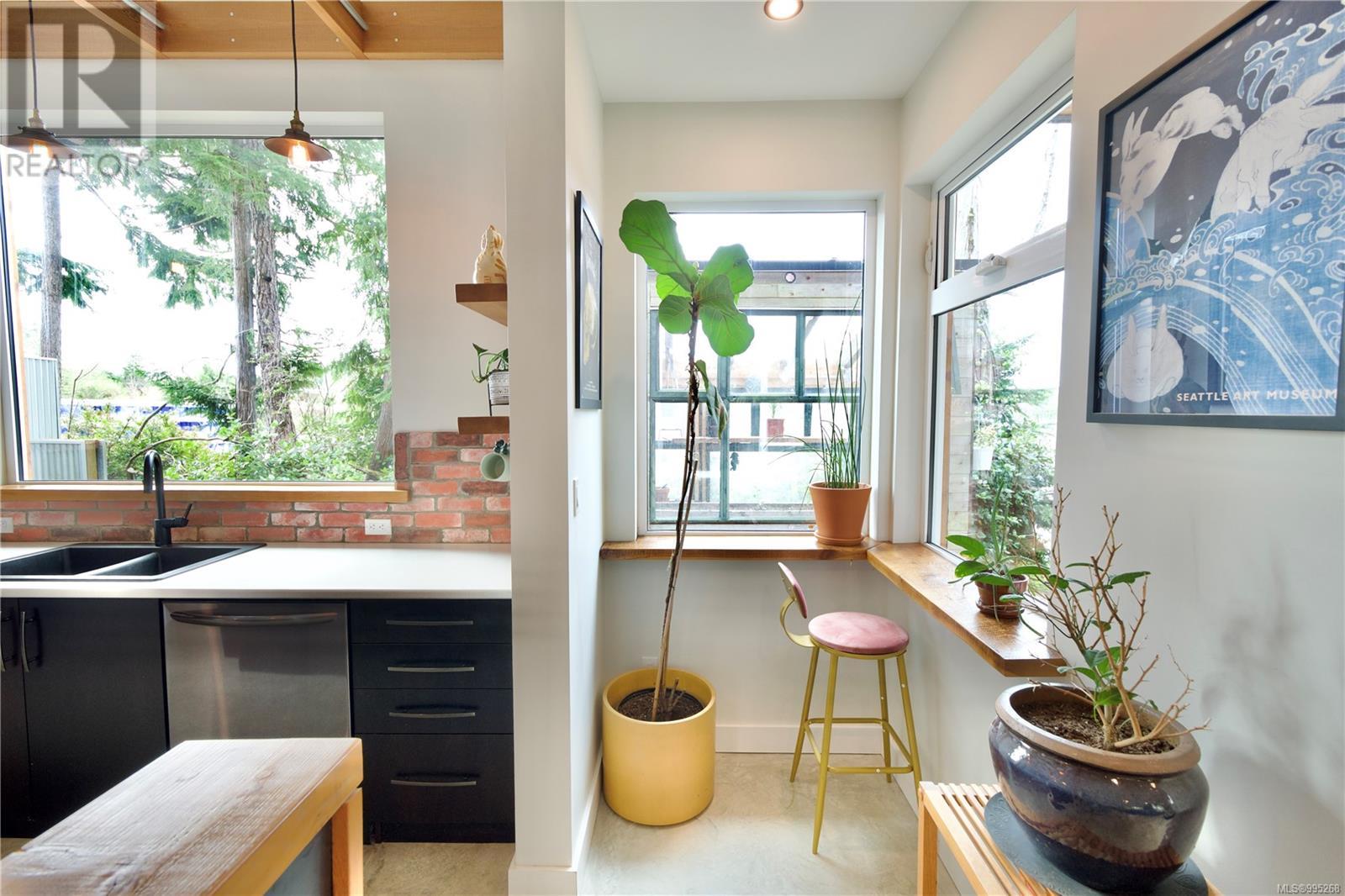 623 Yew Wood Rd, Tofino