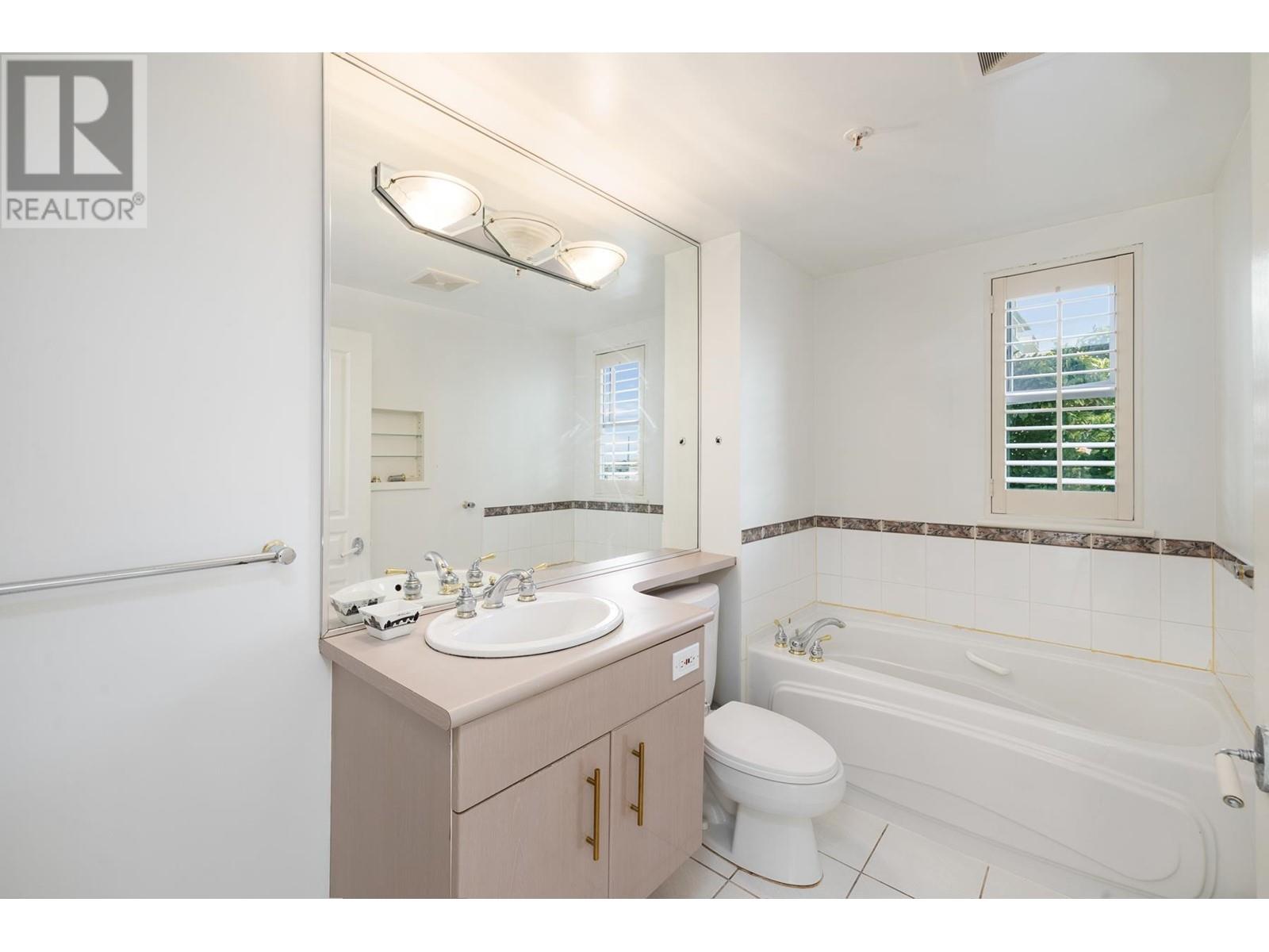 201 588 16TH STREET, West Vancouver real estate listing R2970780
