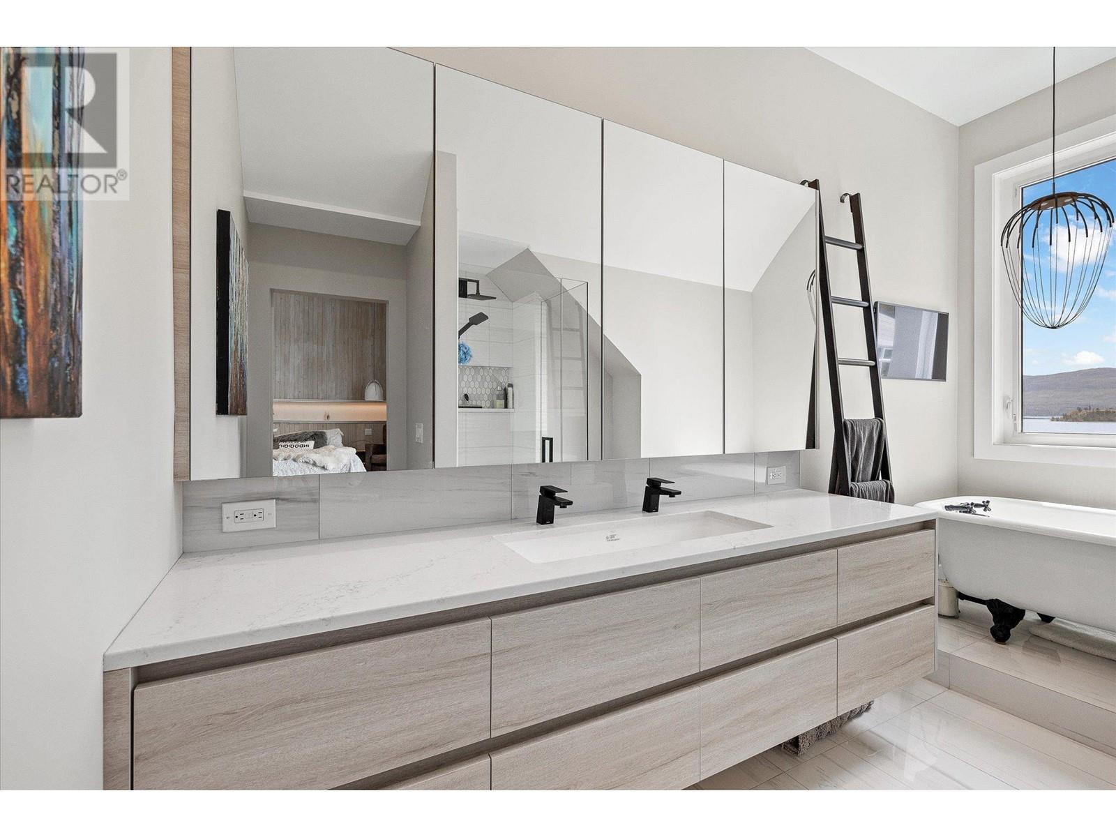 22 901 Westside Road South, West Kelowna