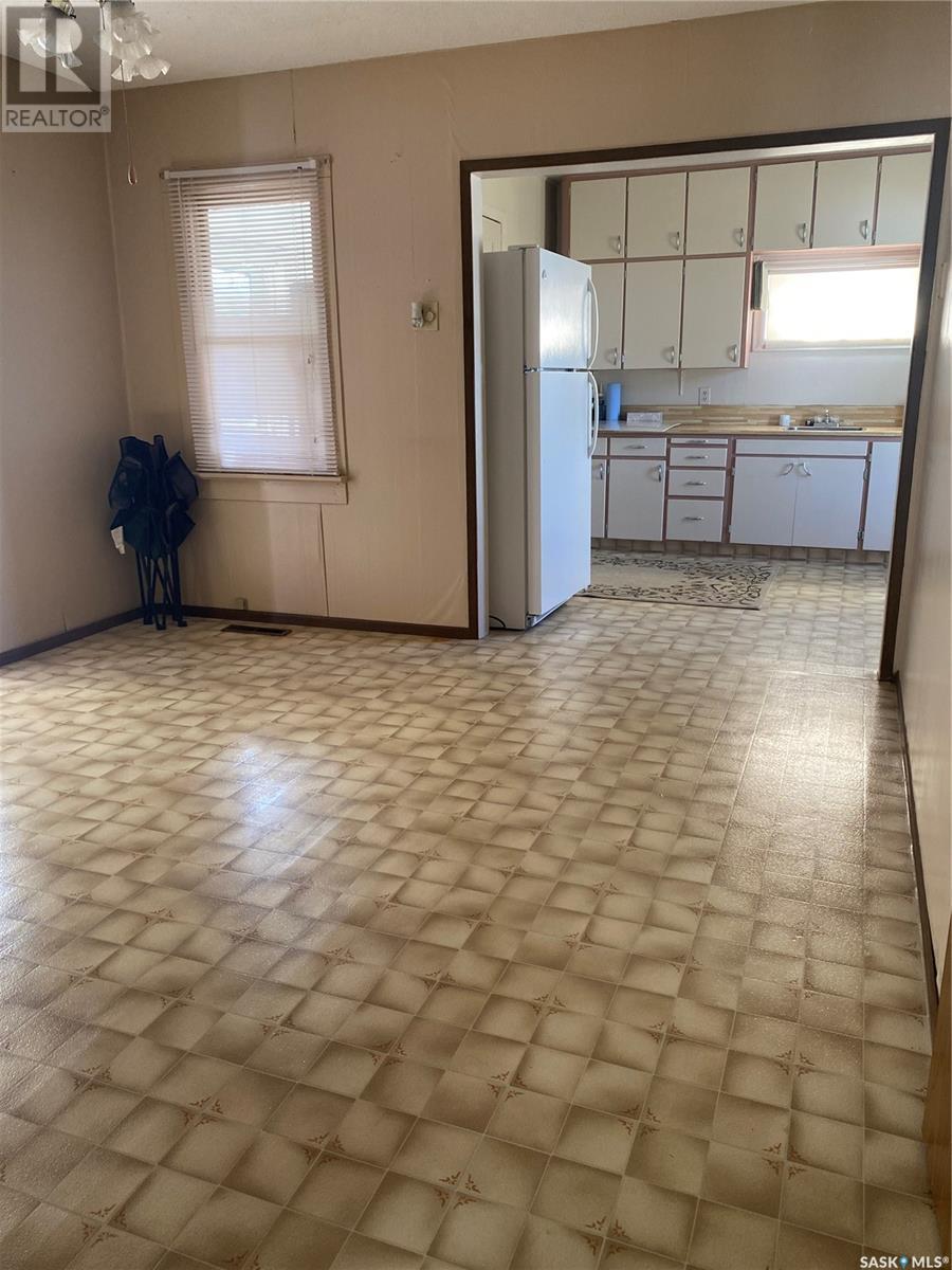 Photo 11 of 301 Shurygalo Road, Bienfait SK