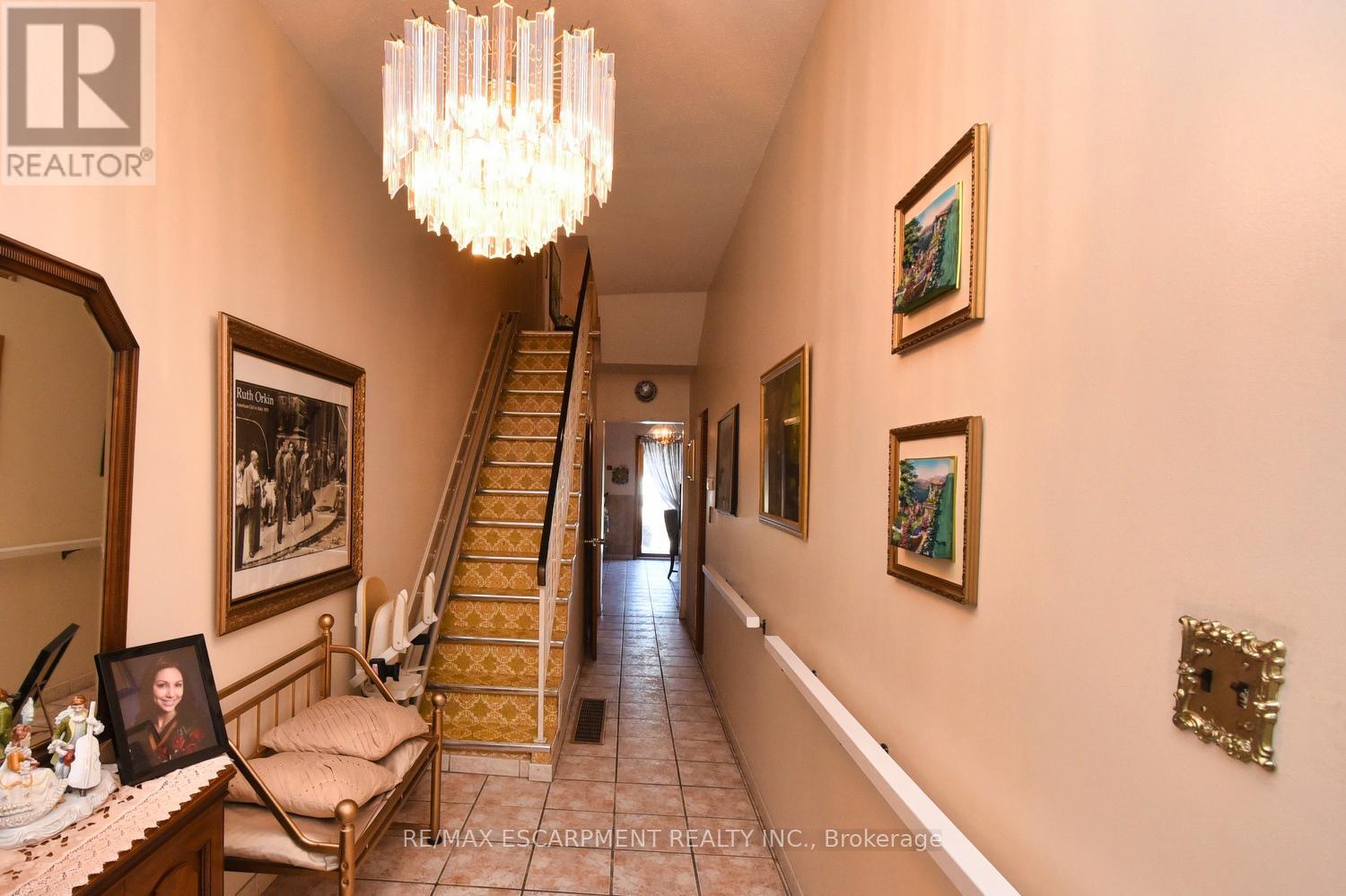 Photo 3 of 241 Robert Street, Hamilton ON