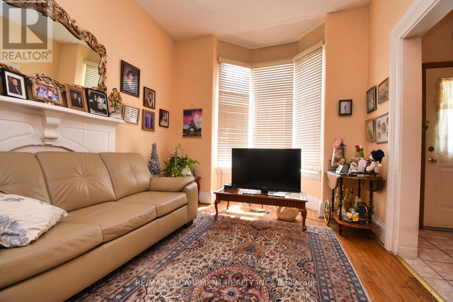 Photo 6 of 241 Robert Street, Hamilton ON