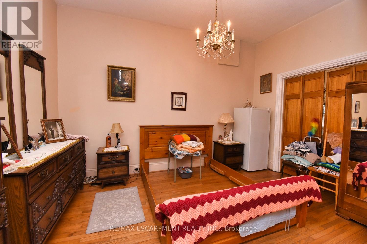 Photo 7 of 241 Robert Street, Hamilton ON