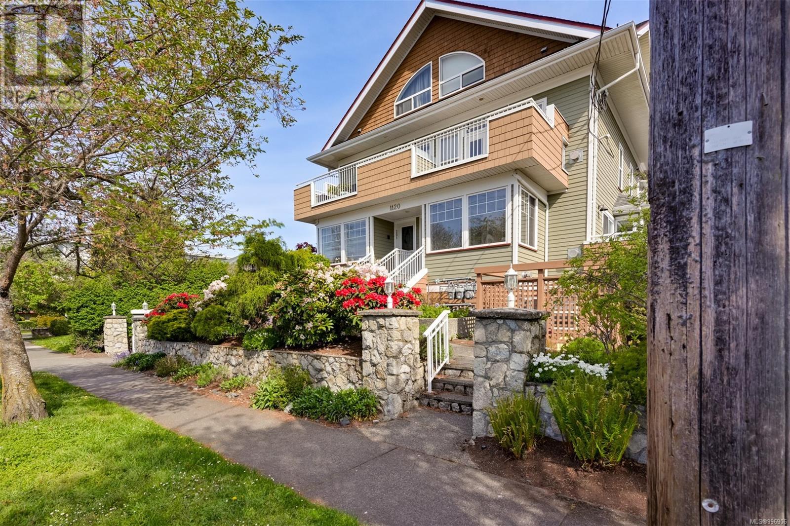1 1120 McClure St, Victoria