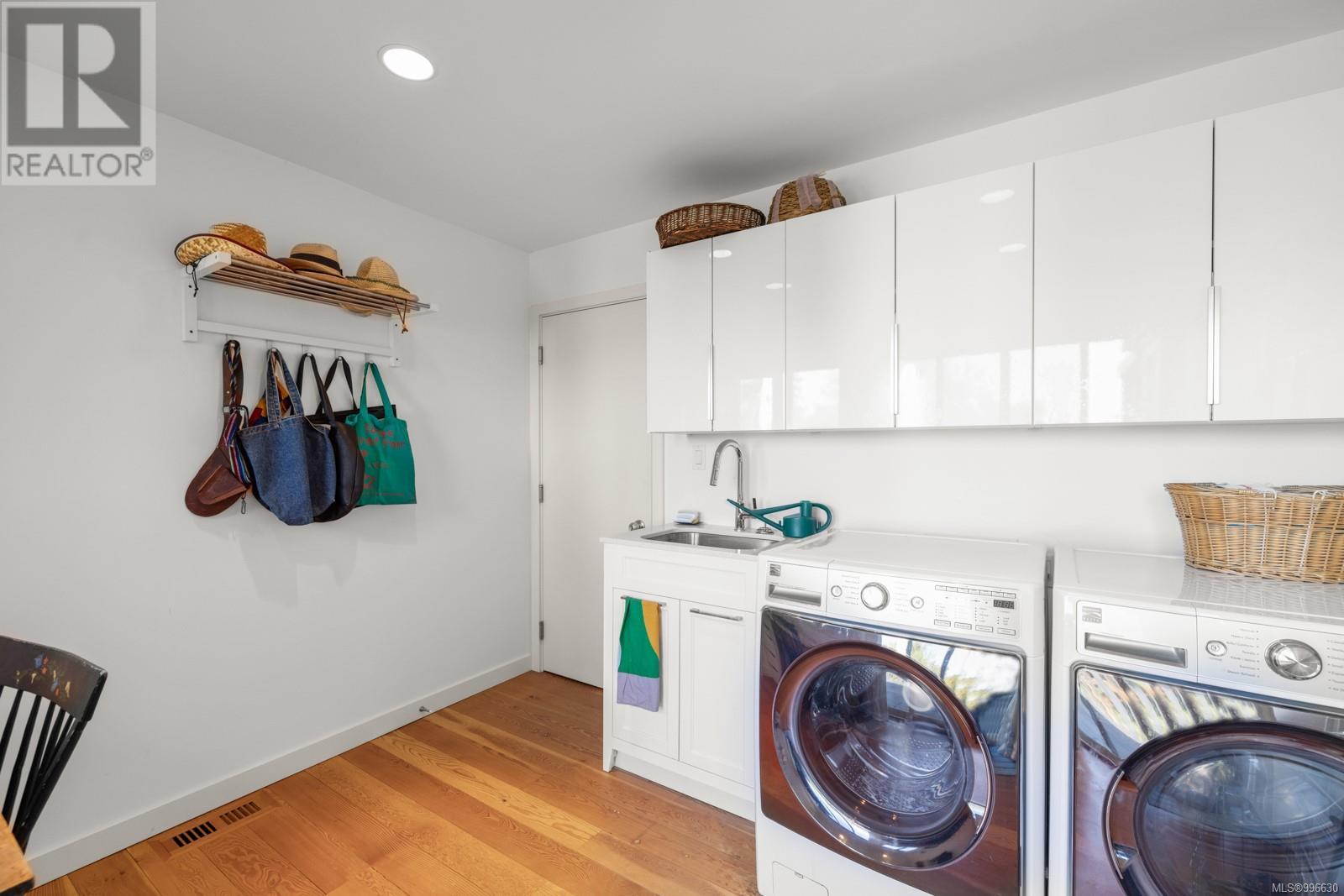 9710 Glenelg Ave, North Saanich