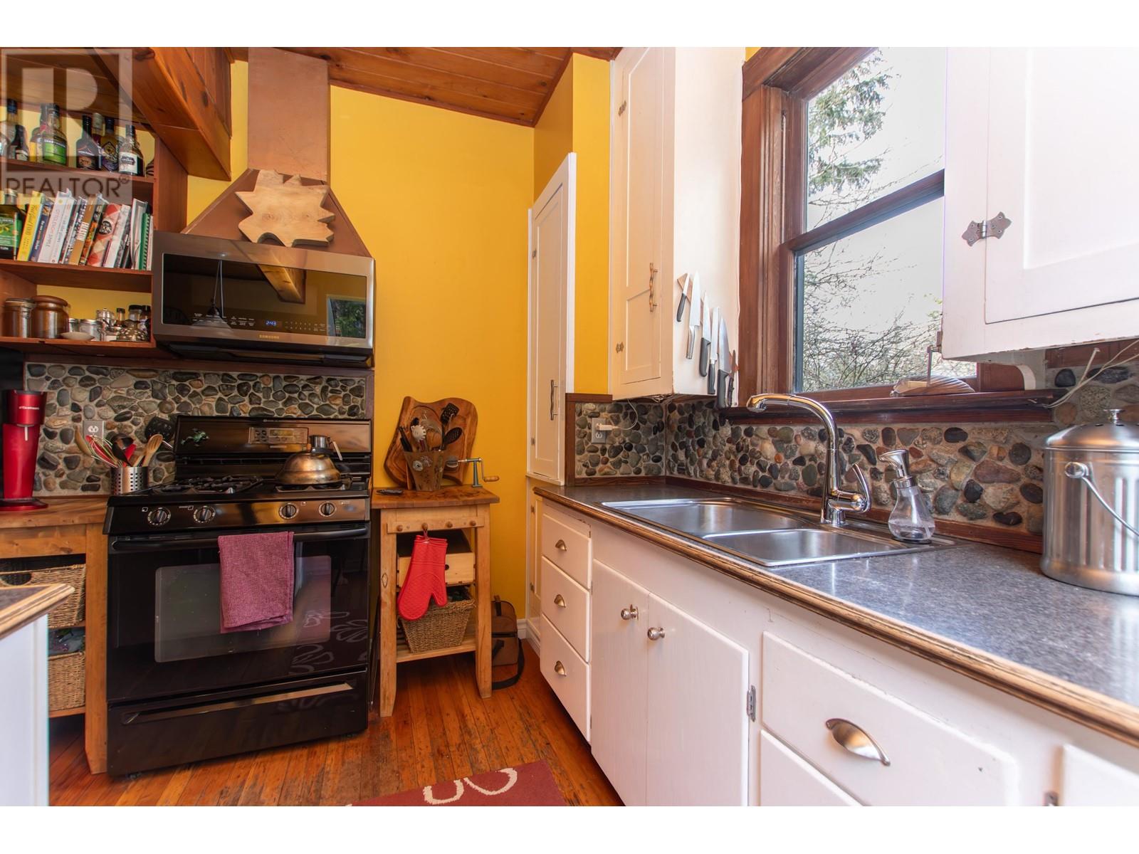 38006 SIXTH AVENUE, Squamish