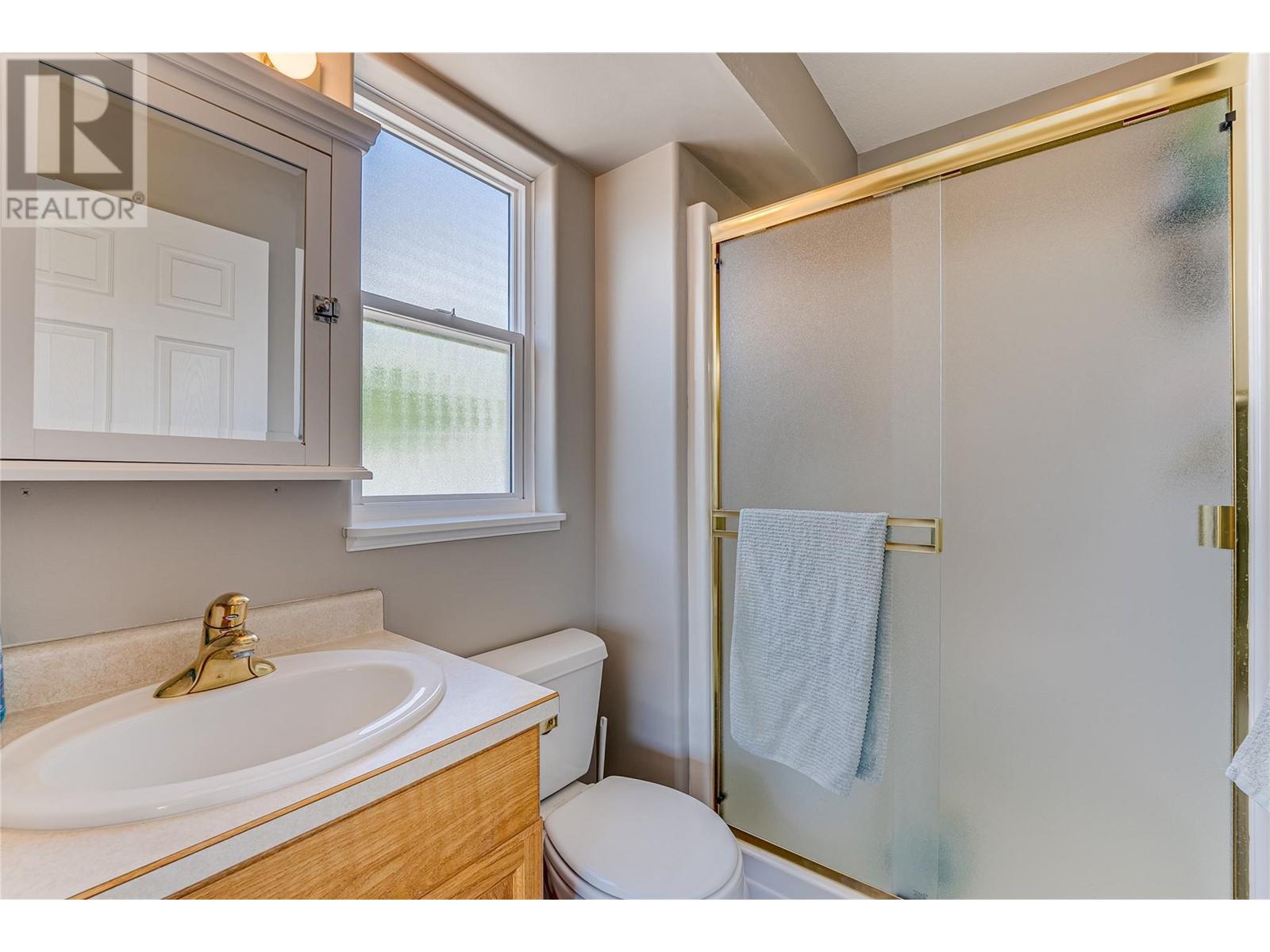  855 8 Avenue, Vernon
