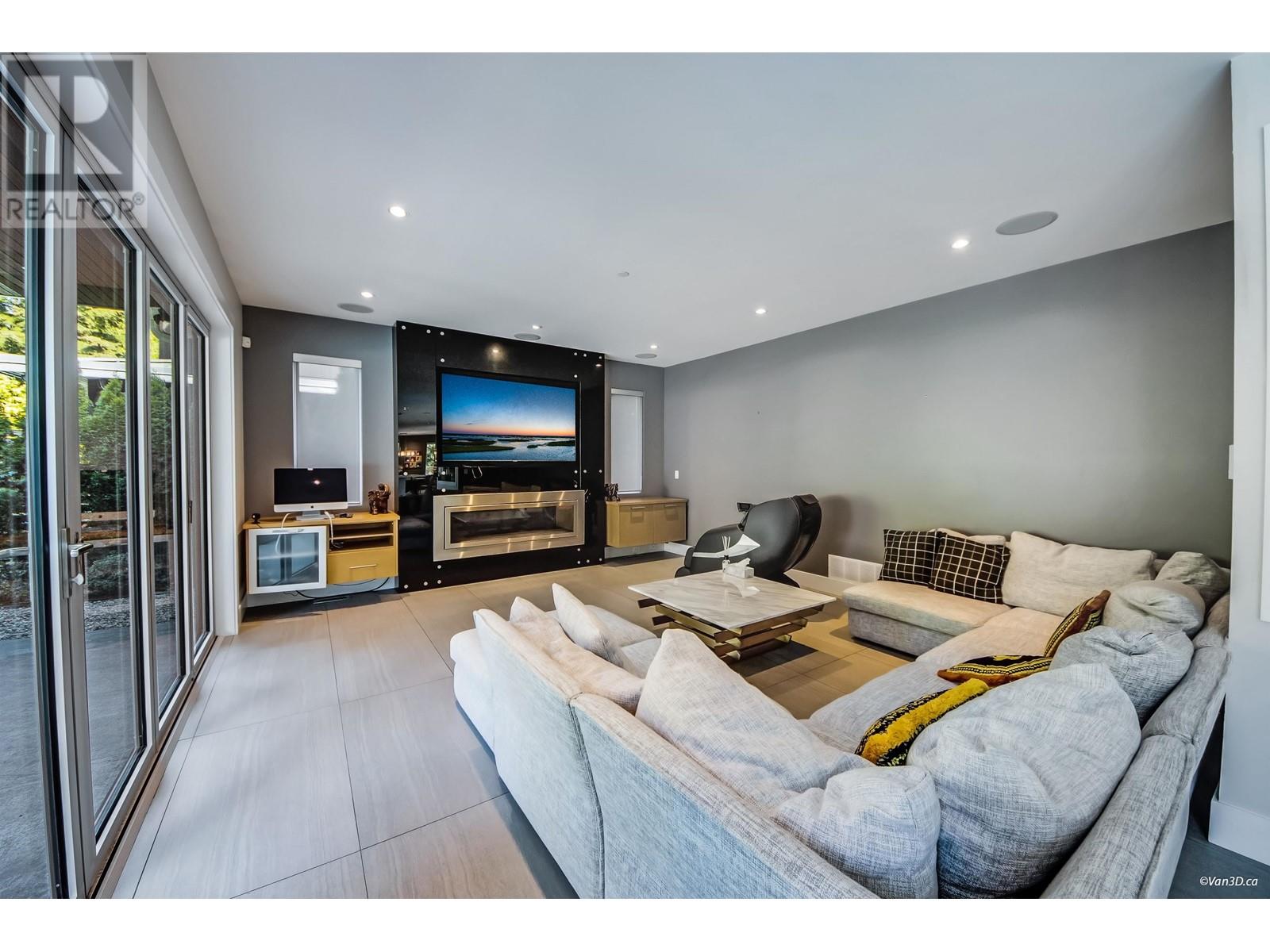 3771 SOUTHRIDGE AVENUE, West Vancouver