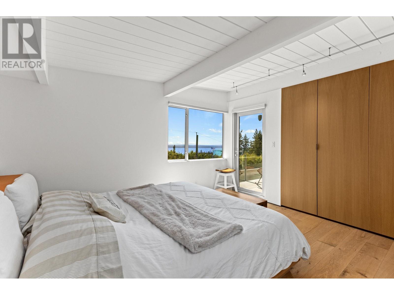4045 BAYRIDGE AVENUE, West Vancouver